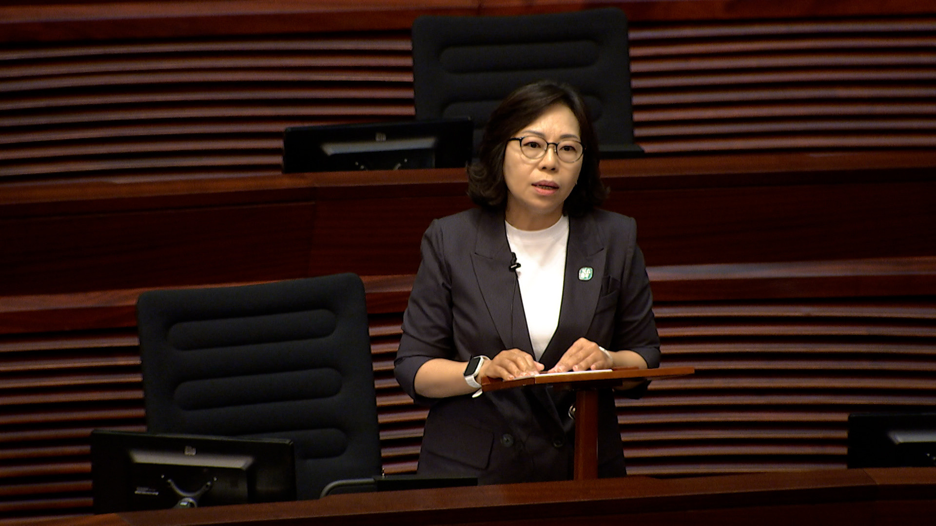 僅為官員在立法會發言的一般畫面,缺乏具體資訊。(25/100) 僅為官員在立法會發言的一般畫面,缺乏具體資訊。