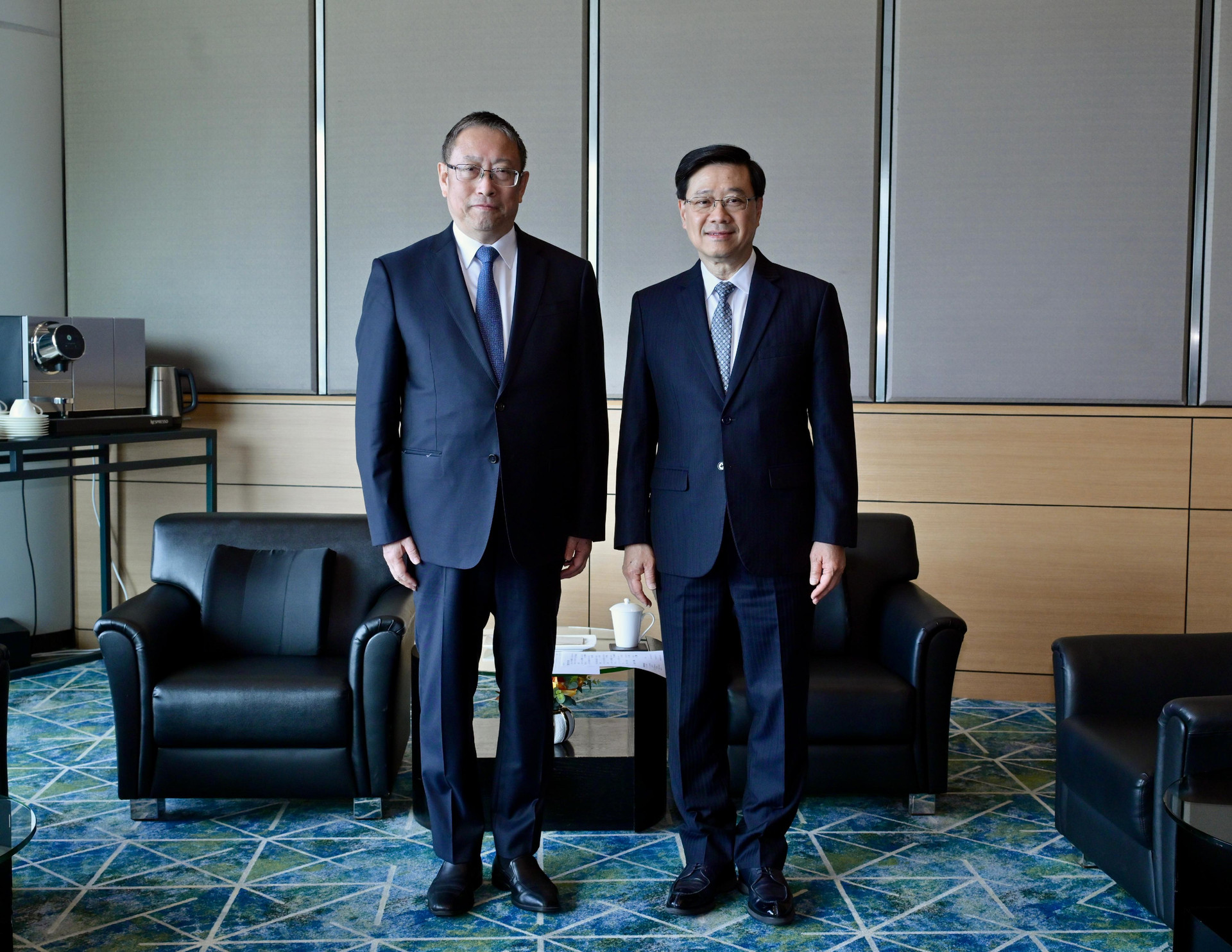 僅為兩名官員會面的標準合照,不含文字或具體新聞細節(25/100) 僅為兩名官員會面的標準合照,不含文字或具體新聞細節