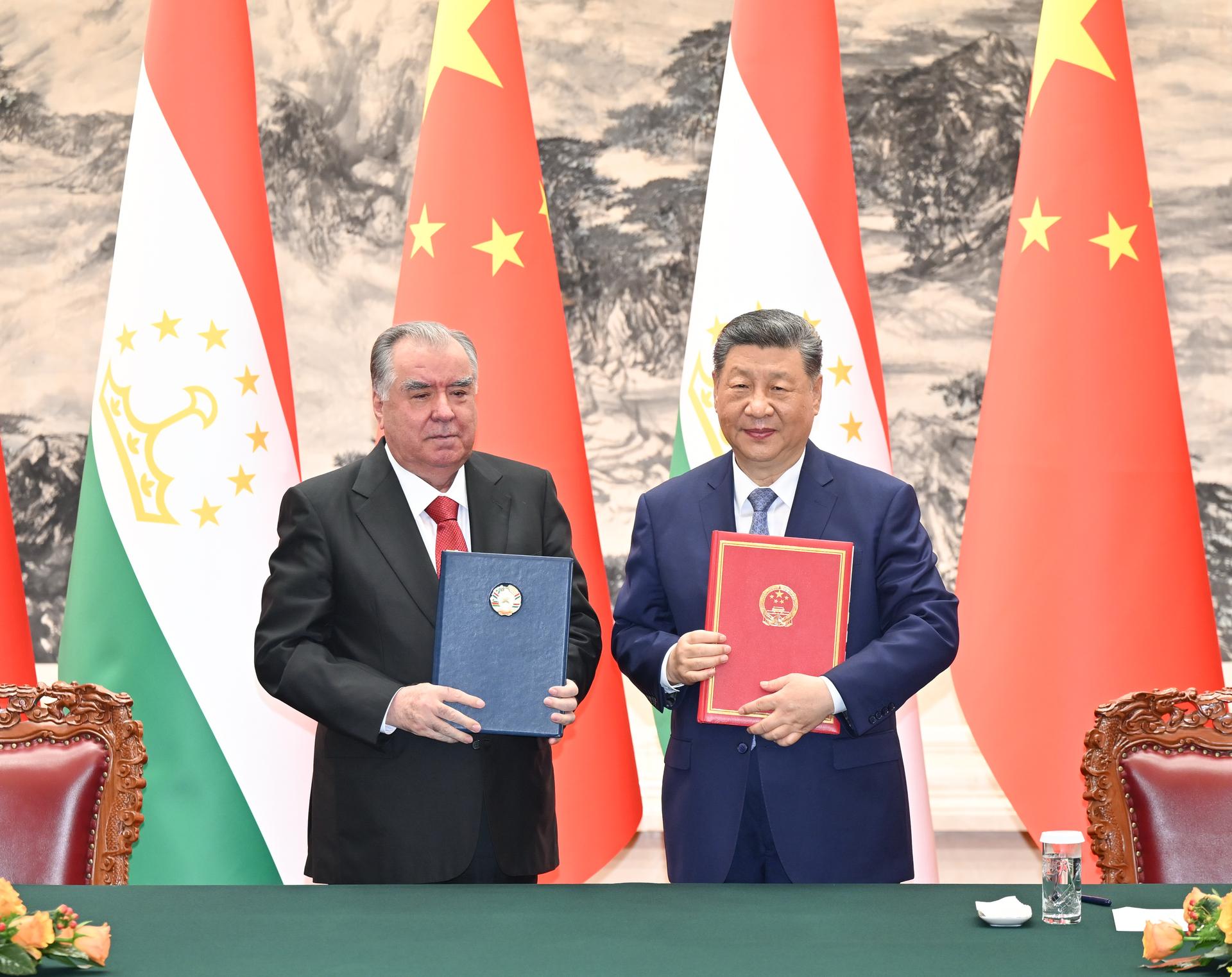 （XHDW）（3）习近平同塔吉克斯坦总统拉赫蒙会谈XxjpsgC000353_20260512_PEPFN0A001