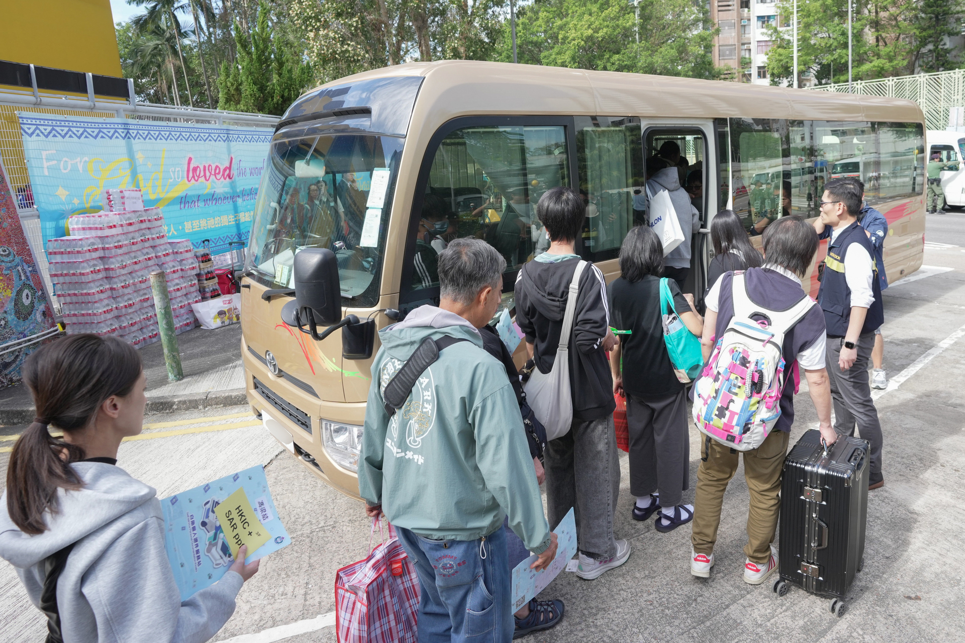 2上车前往入境处总部