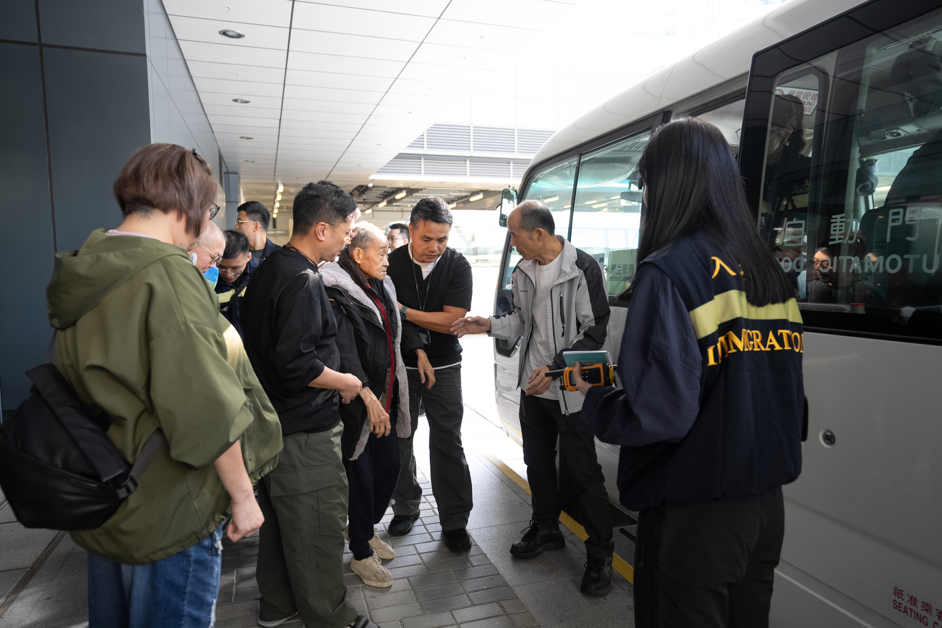 7离开入境处总部1