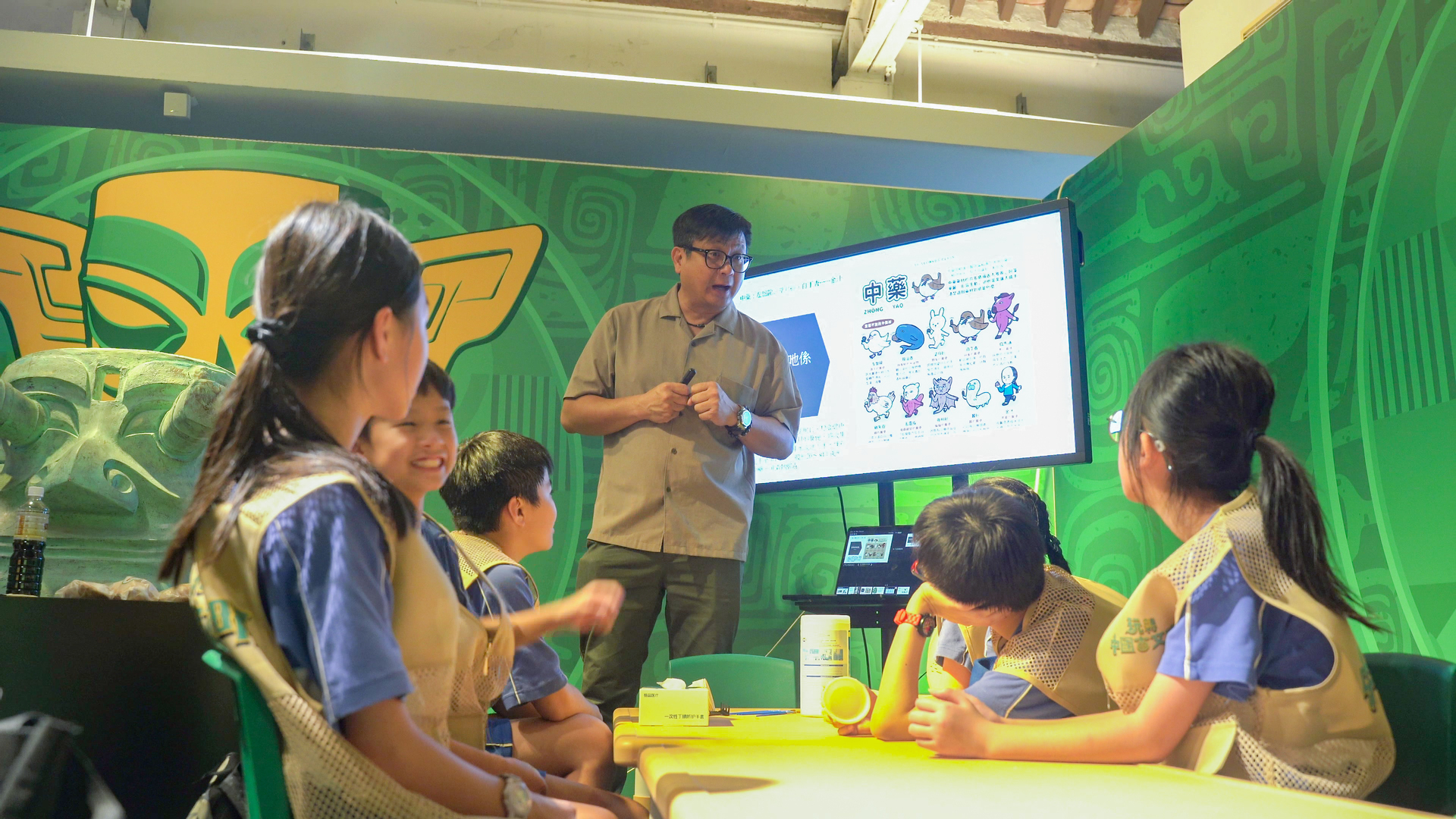 同学们正专注聆听导赏员讲解三星堆的历史故事