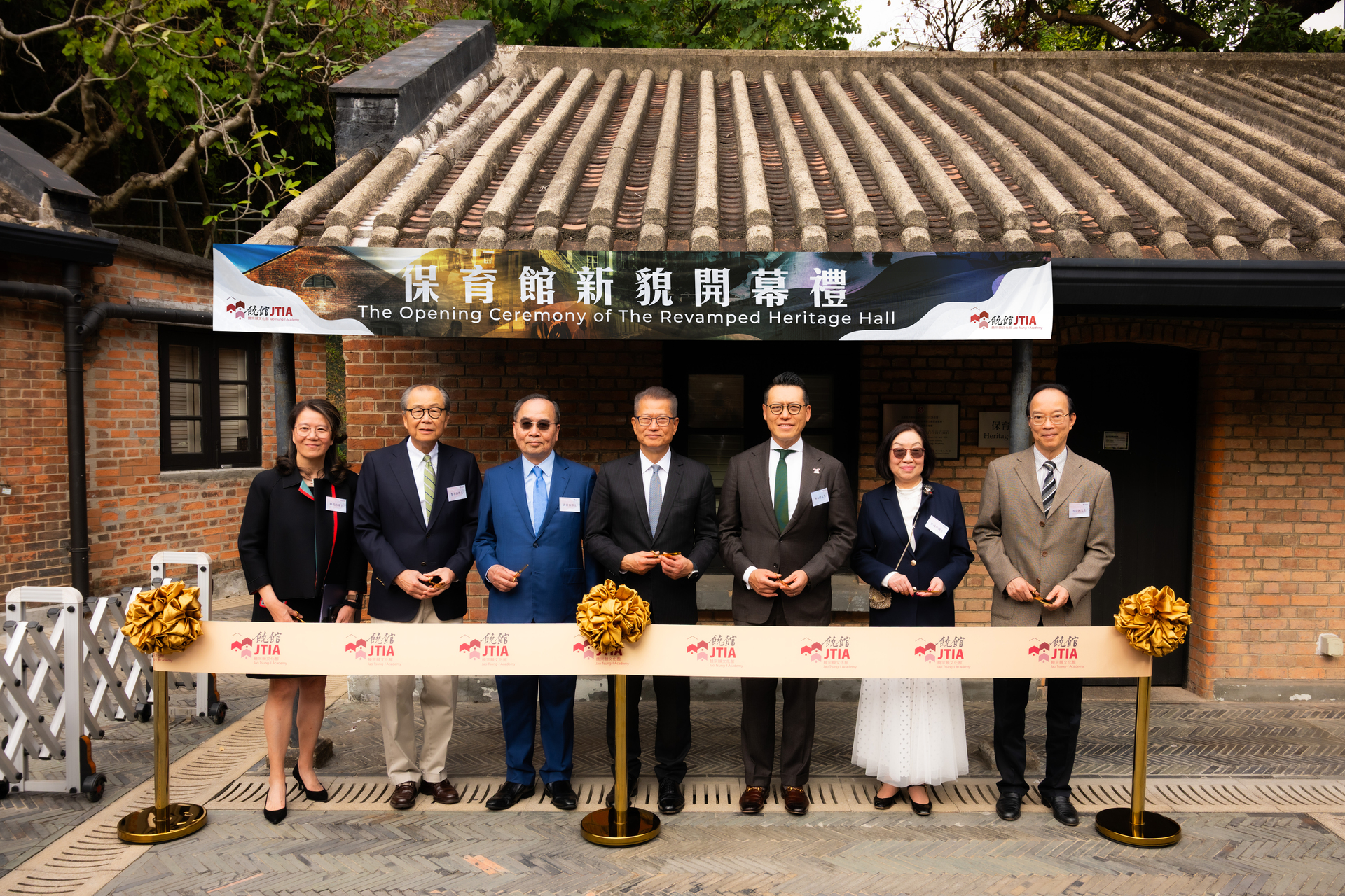 主礼嘉宾在保育馆前进行剪彩仪式：（由左至右）苏载玓博士、黎永昌博士、黄景强博士、陈茂波司长、林永德先生、崔绮云博士、马逢国先生