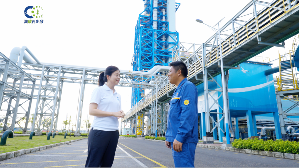 廣東湛江-主持人黃冰芬在中國首套百萬噸級的氫基竪爐