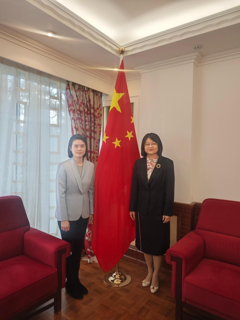图二 林颢伊拜访中华人民共和国常驻联合国日内瓦代表团成员李薇薇公参