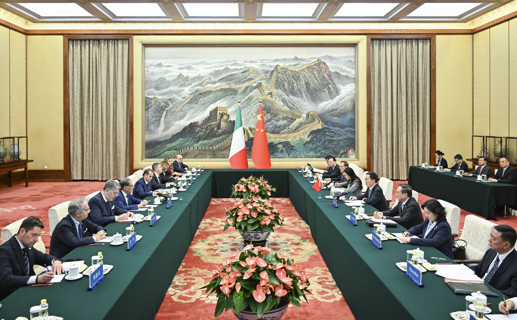 (XHDW)韩正会见意大利参议长拉鲁萨XxjpsgC007350_20250325_PEPFN0A001