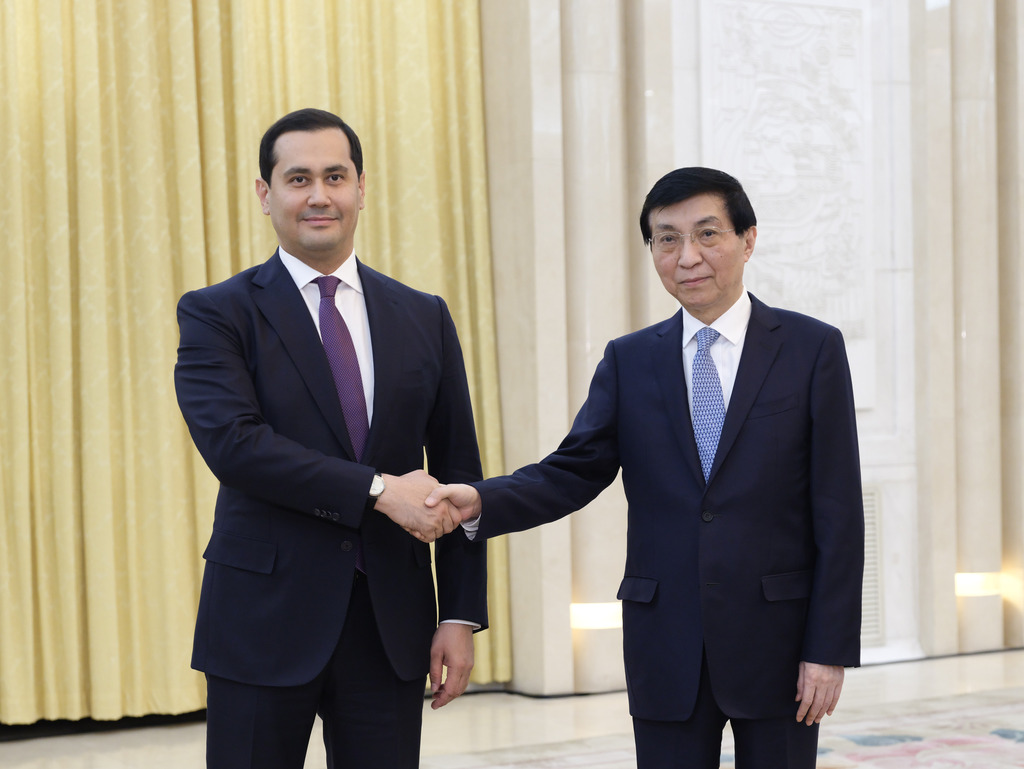 王沪宁会见乌兹别克斯坦总统特别顾问乌穆尔扎科夫XxjpsgC007372_20250325_PEPFN0A001