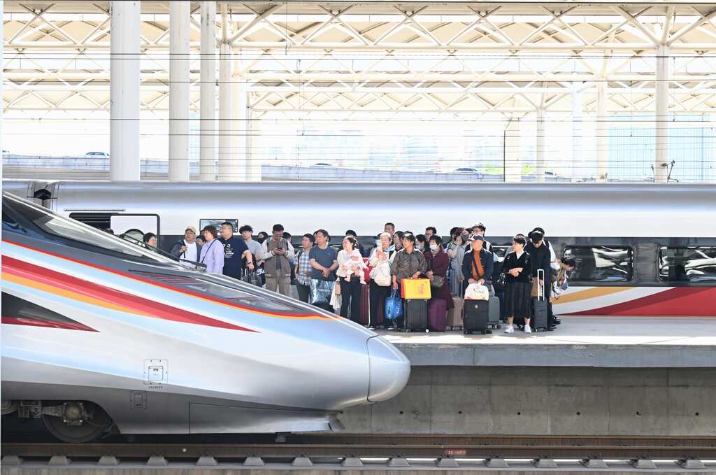 铁路五一假期运输预计发送旅客1