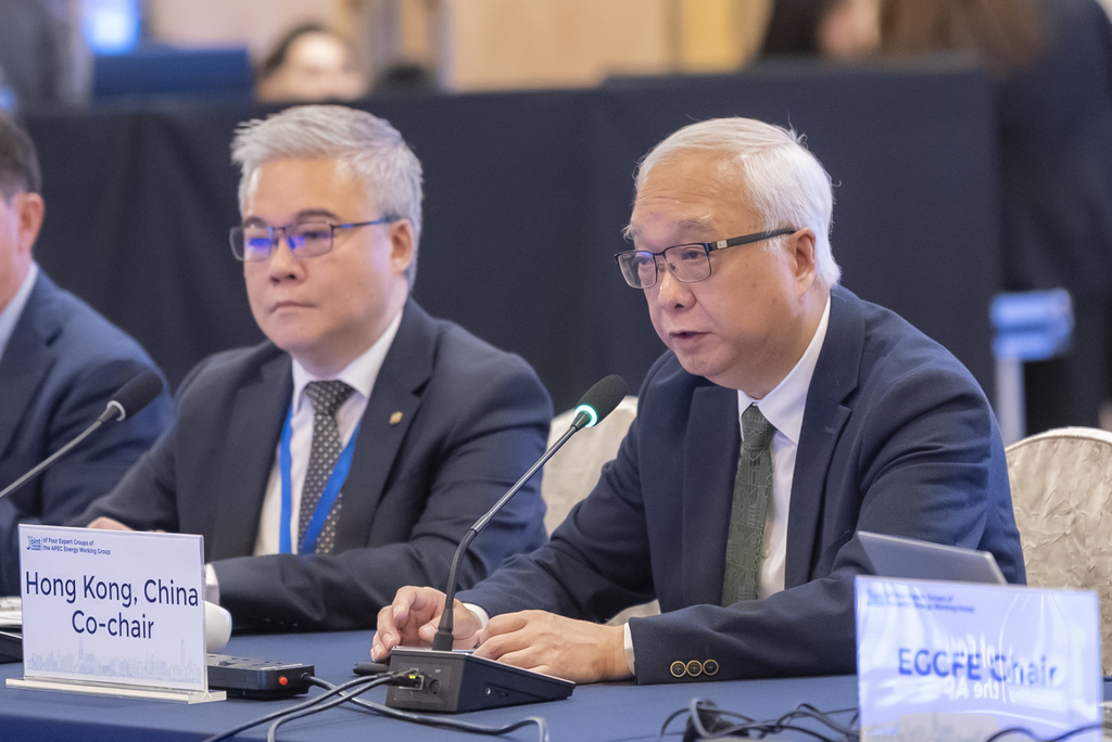 环境及生态局局长谢展寰（右）今日（四月九日）在亚太区经济合作组织能源工作组四个专家小组联合会议致欢迎辞