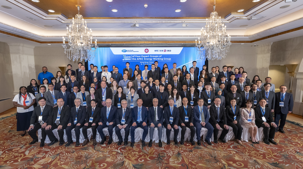 环境及生态局局长谢展寰（第一排左八）及机电工程署署长潘国英（第一排左六）今日（四月九日）在亚太区经济合作组织能源工作组四个专家小组联合会议与出席者合照