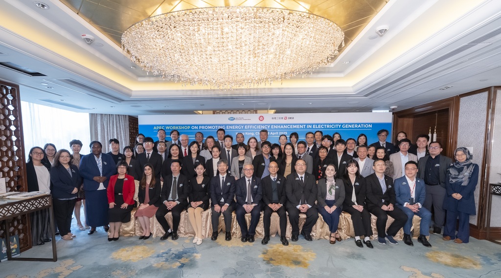 机电工程署署长潘国英（第一排左六）昨日（四月八日）在亚太区经济合作组织提升发电能源效率工作坊与出席者合照