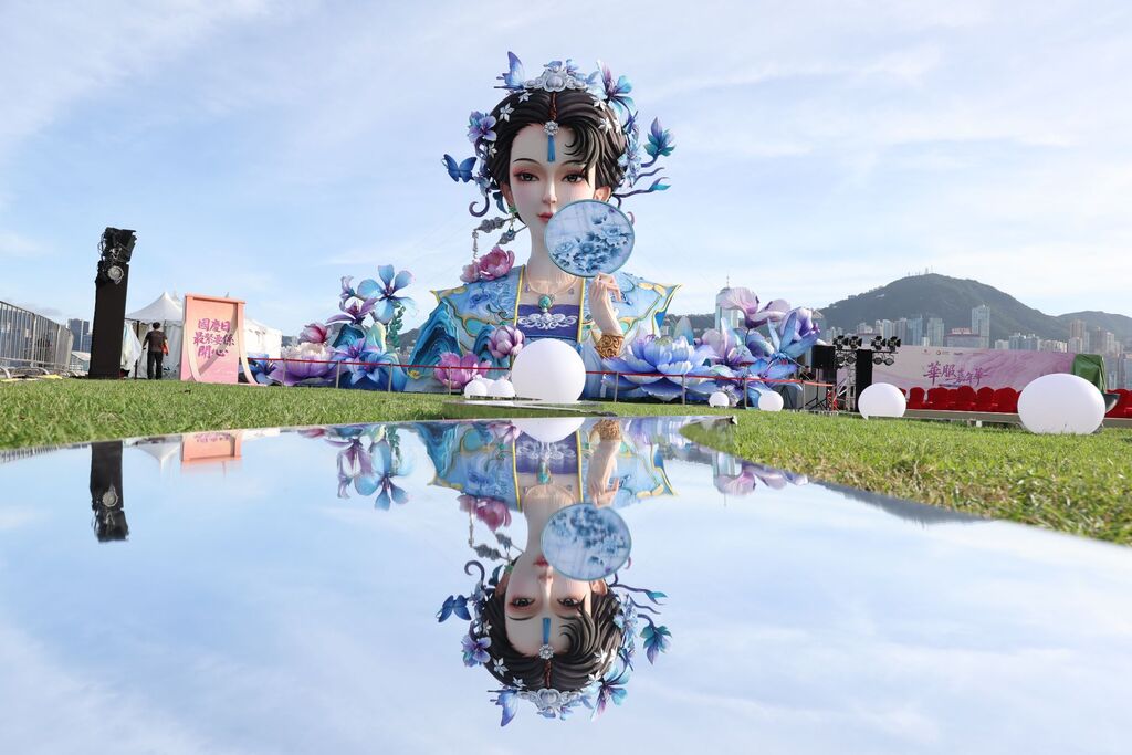 1在开幕仪式上亮灯的「香江仙子」巨型花灯灯组，由四个大型花灯组成，主灯「紫霞仙子」高12