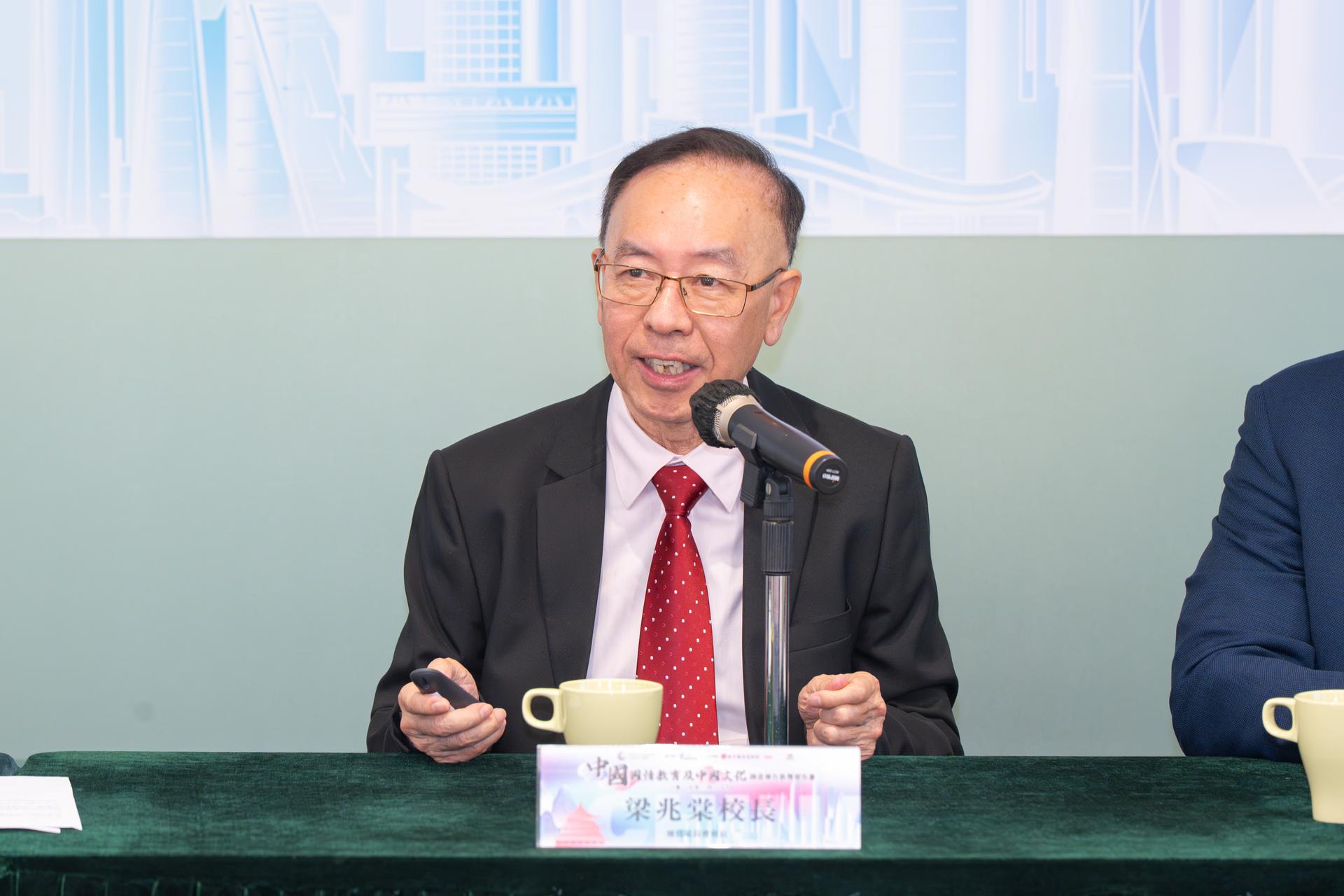 優質家長會會長梁兆棠校長 MH報告調查結果。