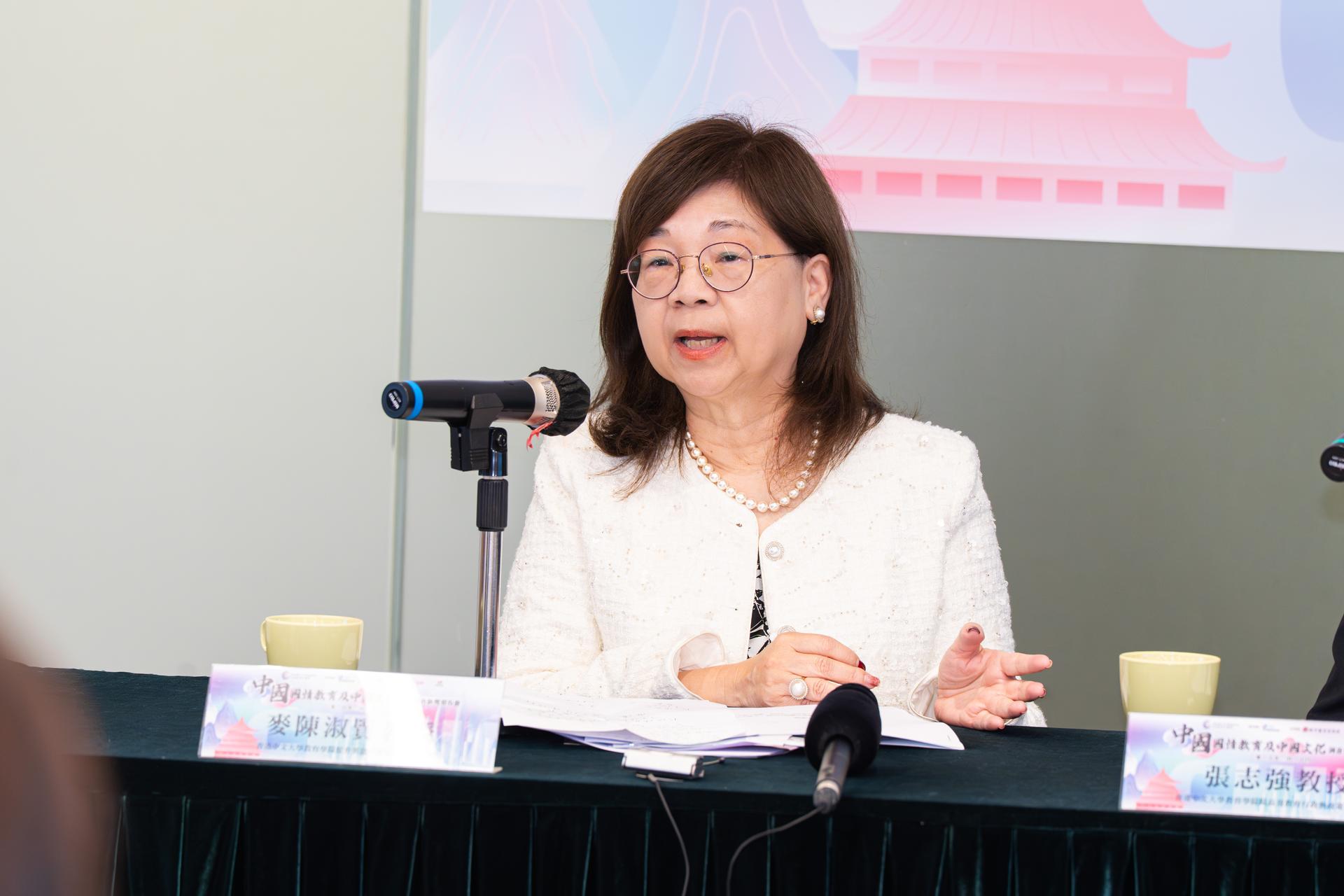 香港中文大學教育學院提升英語學與教中心創始總監麥陳淑賢教授在會上提出建議方案。