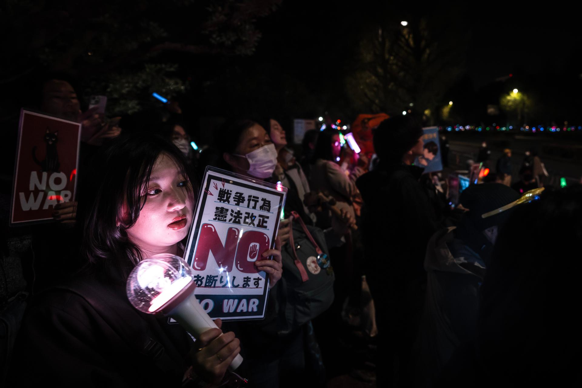 （新华视界）（2）日本东京3万人集会抗议高市政府破坏和平宪法+CmxztpC000068_20260409_PEPFN0A001