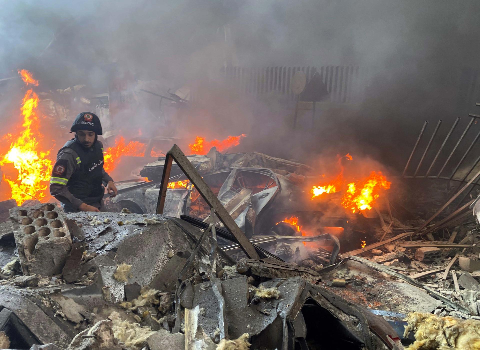 以色列空袭黎巴嫩贝鲁特引发火灾（1）CmxztpC000010_20260409_PEPFN0A001