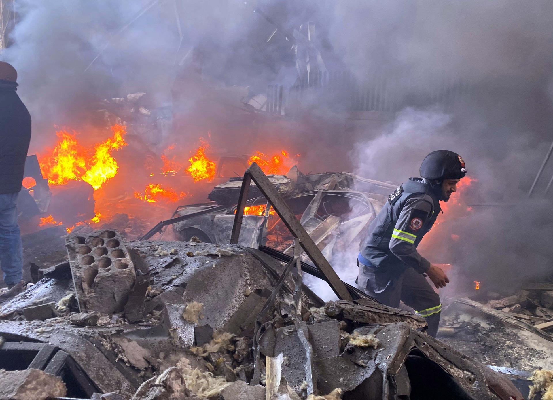 以色列空袭黎巴嫩贝鲁特引发火灾（2）CmxztpC000009_20260409_PEPFN0A001