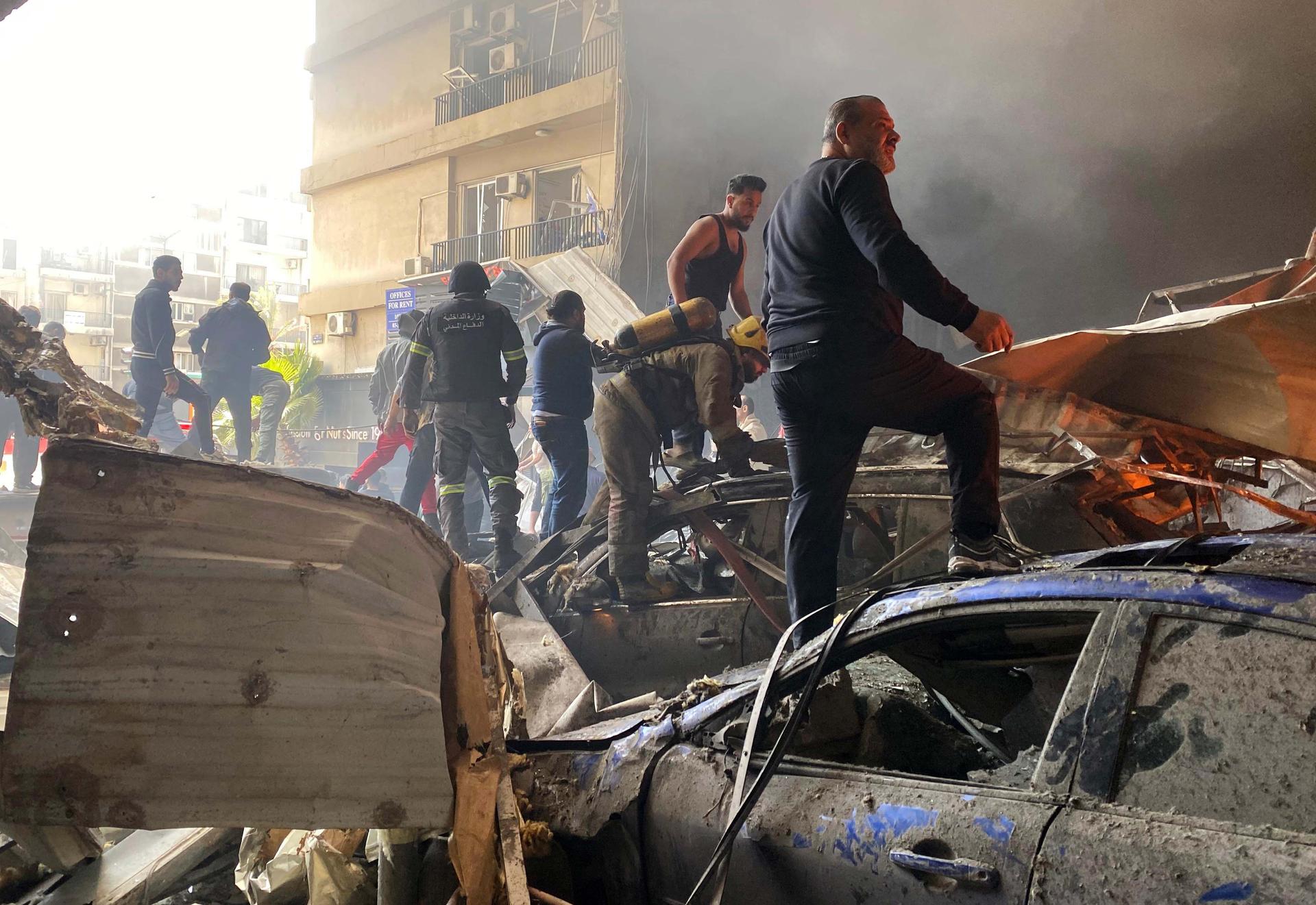 以色列空袭黎巴嫩贝鲁特引发火灾（6）CmxztpC000011_20260409_PEPFN0A001