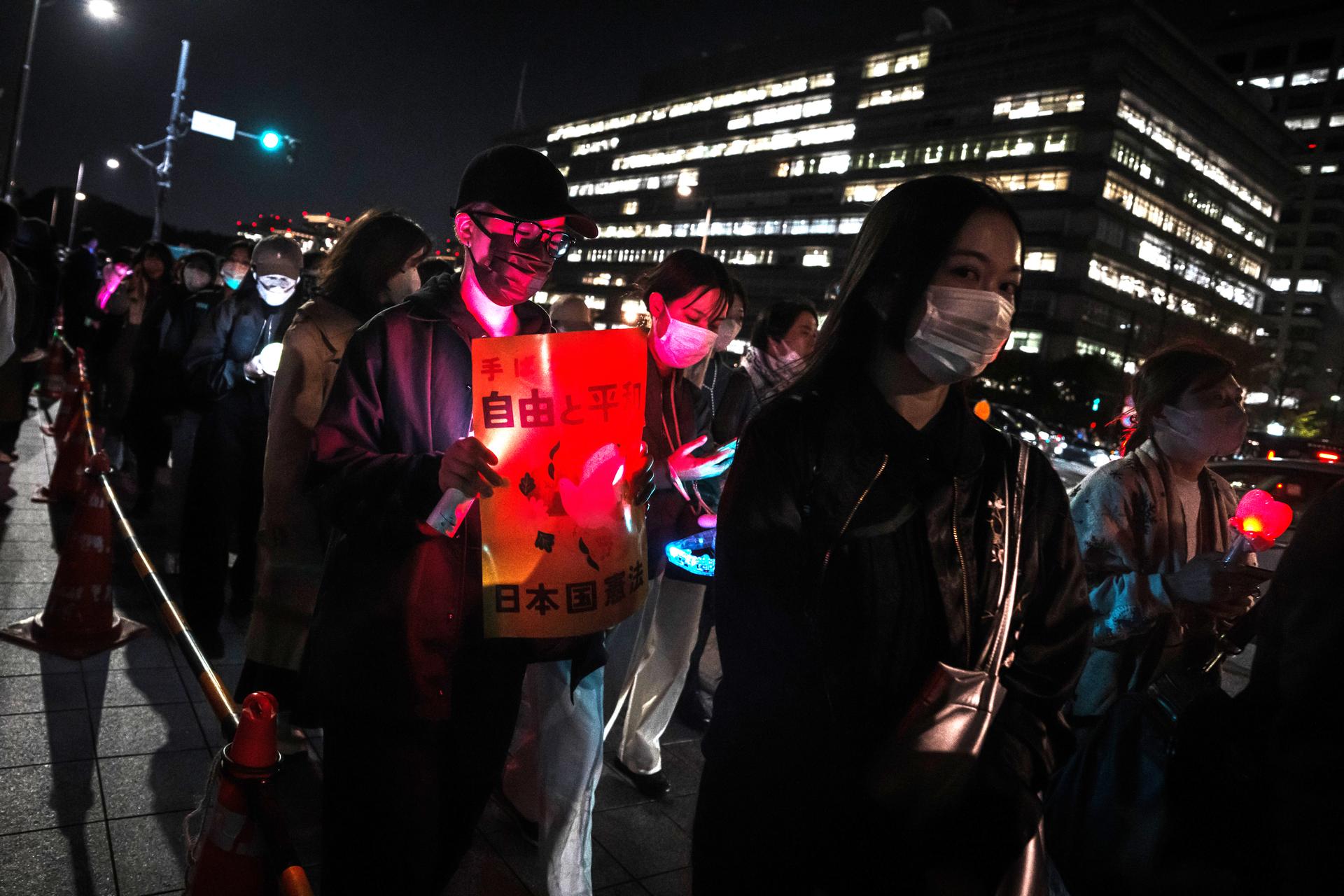 （新华视界）（3）日本东京3万人集会抗议高市政府破坏和平宪法+CmxztpC000065_20260409_PEPFN0A001