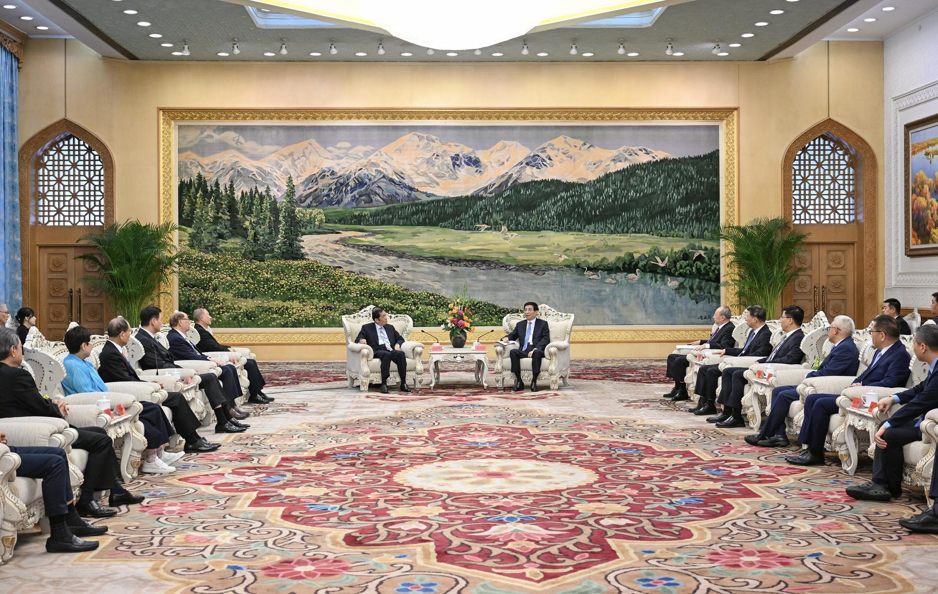 王沪宁会见出席第三届海峡两岸中华文化峰会两岸文化界人士代表XxjpsgC000216_20260511_PEPFN0A001