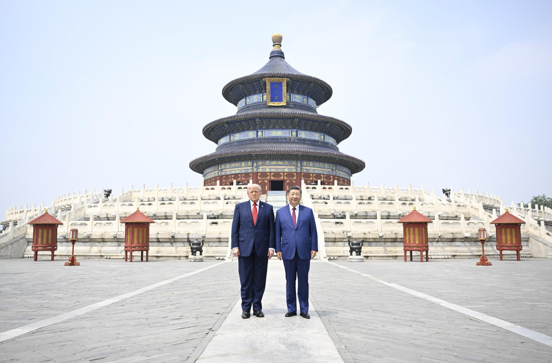 习近平同美国总统特朗普参观天坛XxjpsgC000232_20260514_PEPFN0A001