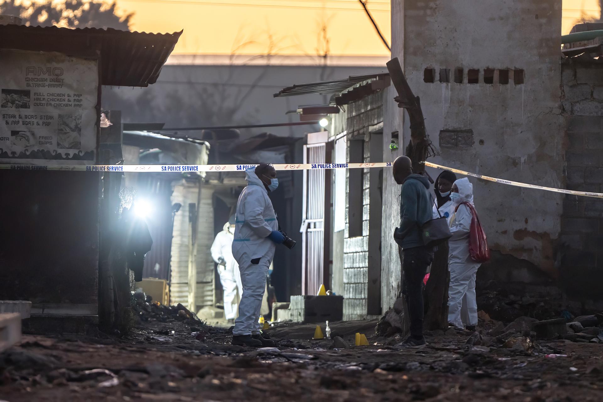 南非约翰内斯堡发生枪击事件致12人死亡（5）XxjpsgC000215_20260610_PEPFN0A001