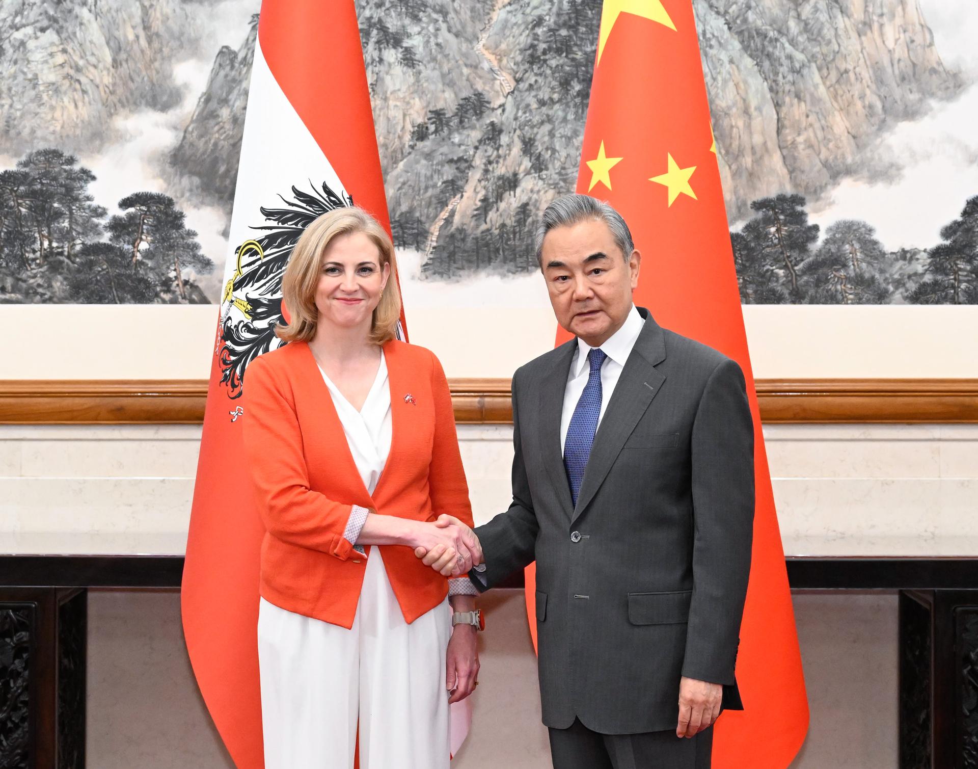 （XHDW）（1）王毅同奥地利外长赖辛格会谈XxjpsgC000439_20260625_PEPFN0A001