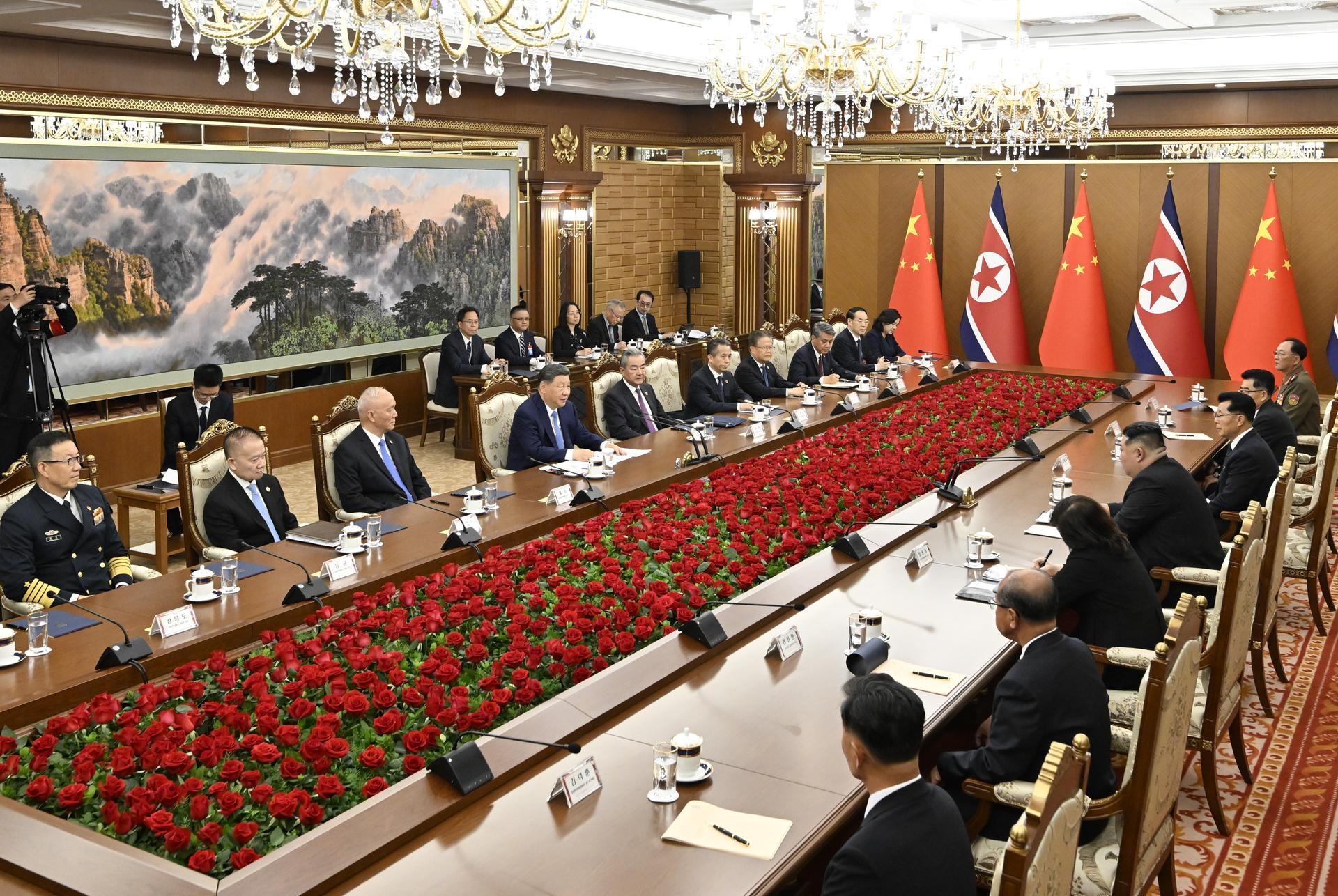 (XHDW)(2)习近平同金正恩举行会谈XxjpsgC000224_20260608_PEPFN0A001