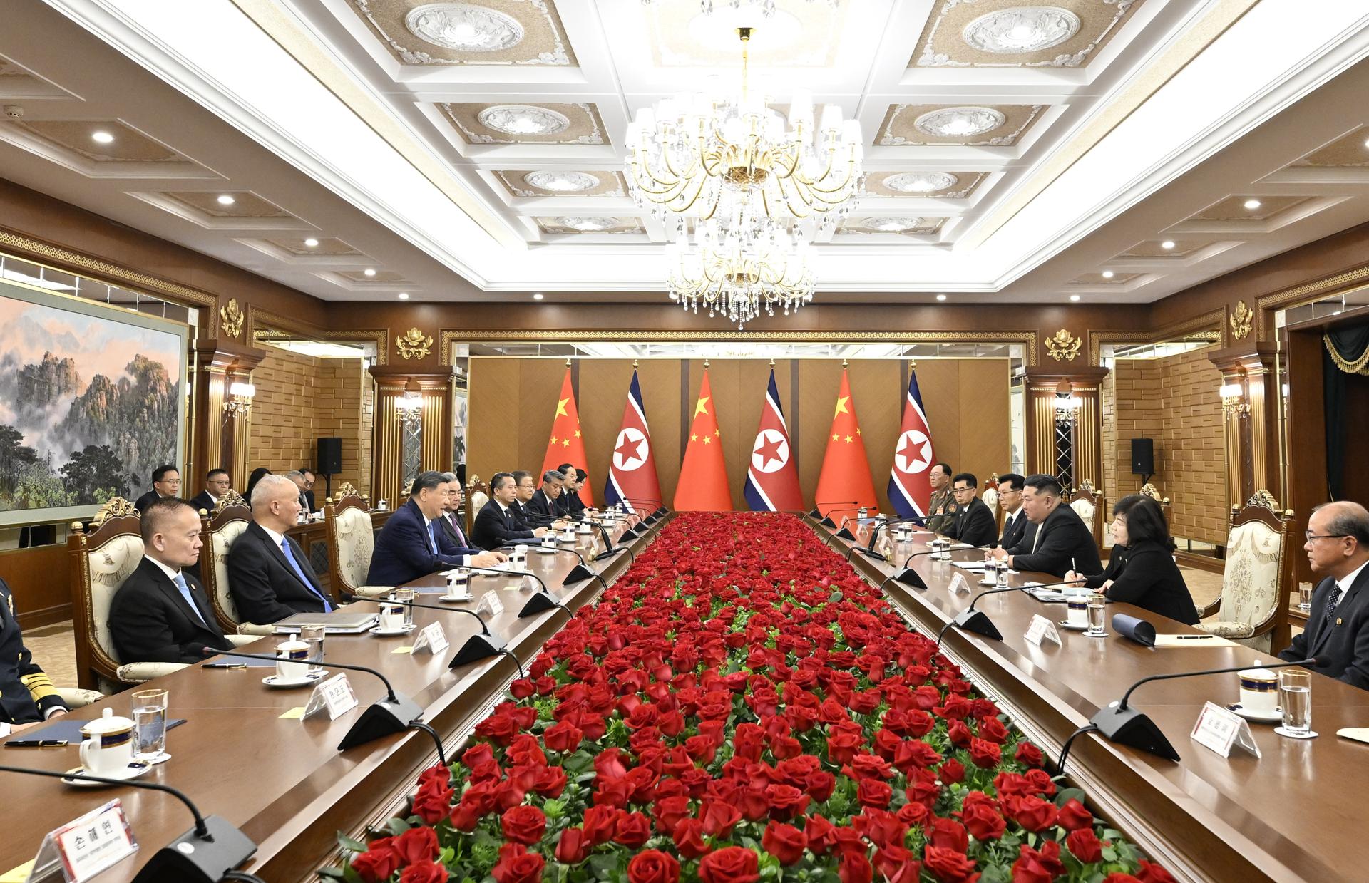 (XHDW)(1)习近平同金正恩举行会谈XxjpsgC000225_20260608_PEPFN0A001
