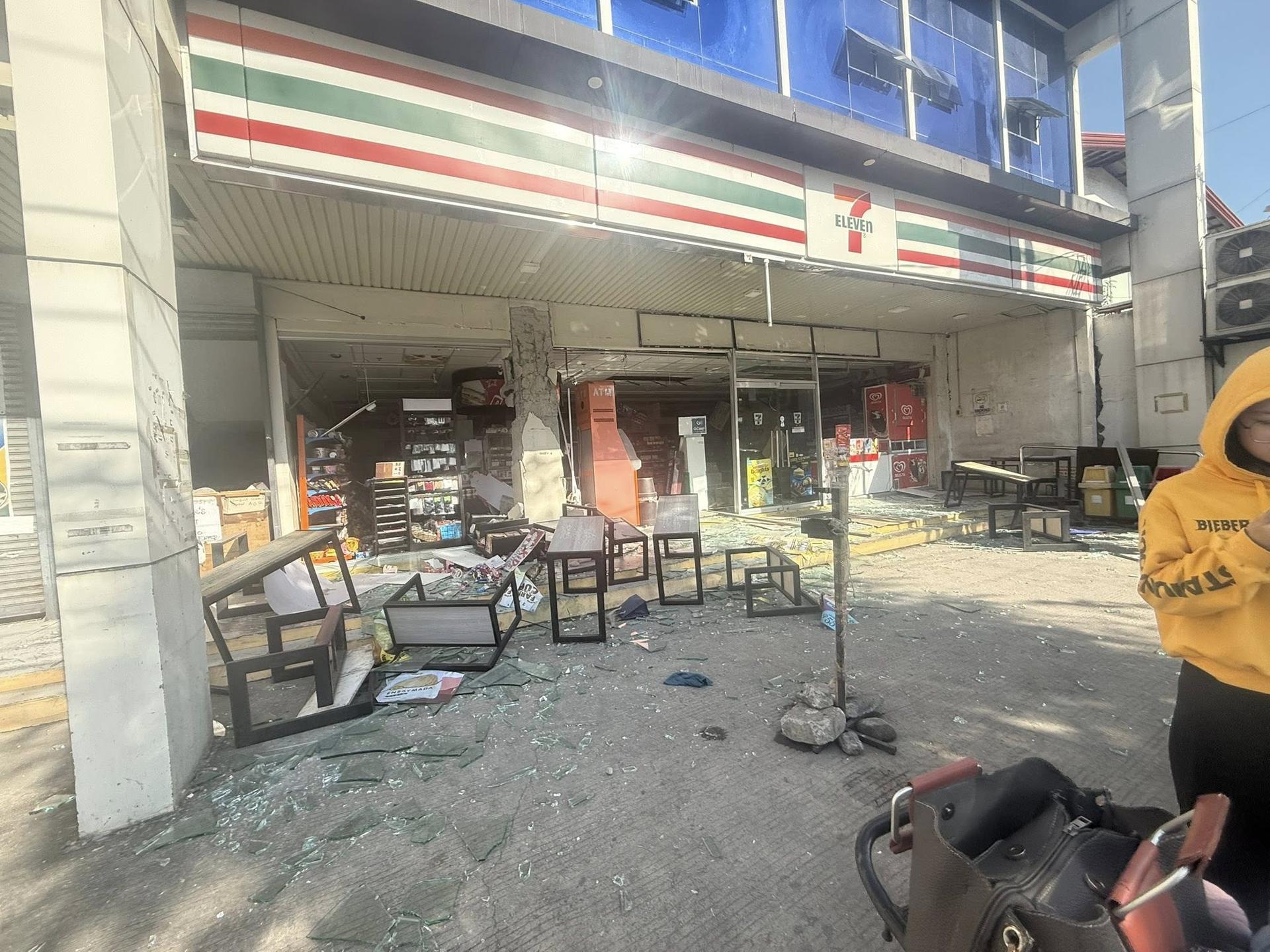 菲律宾强震已致5人死亡　海啸波最高约1.4米（2）XxjpsgC000134_20260608_PEPFN0A001