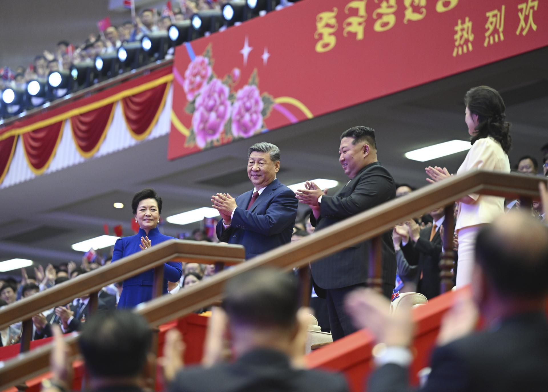 习近平和彭丽媛观看朝鲜专场文艺演出(2)XxjpsgC000010_20260609_PEPFN0A001