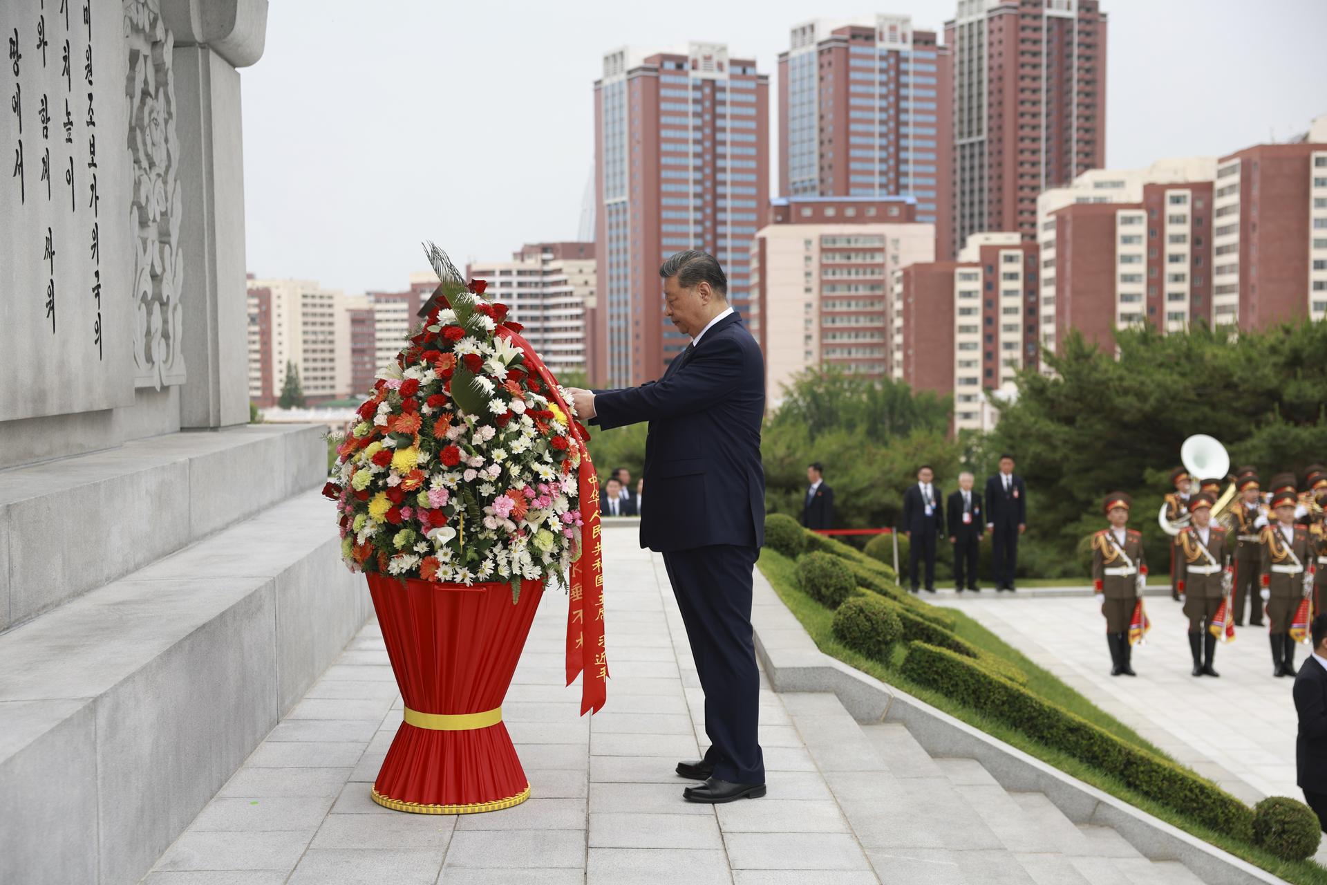 习近平和彭丽媛参谒中朝友谊塔(2)XxjpsgC000073_20260609_PEPFN0A001