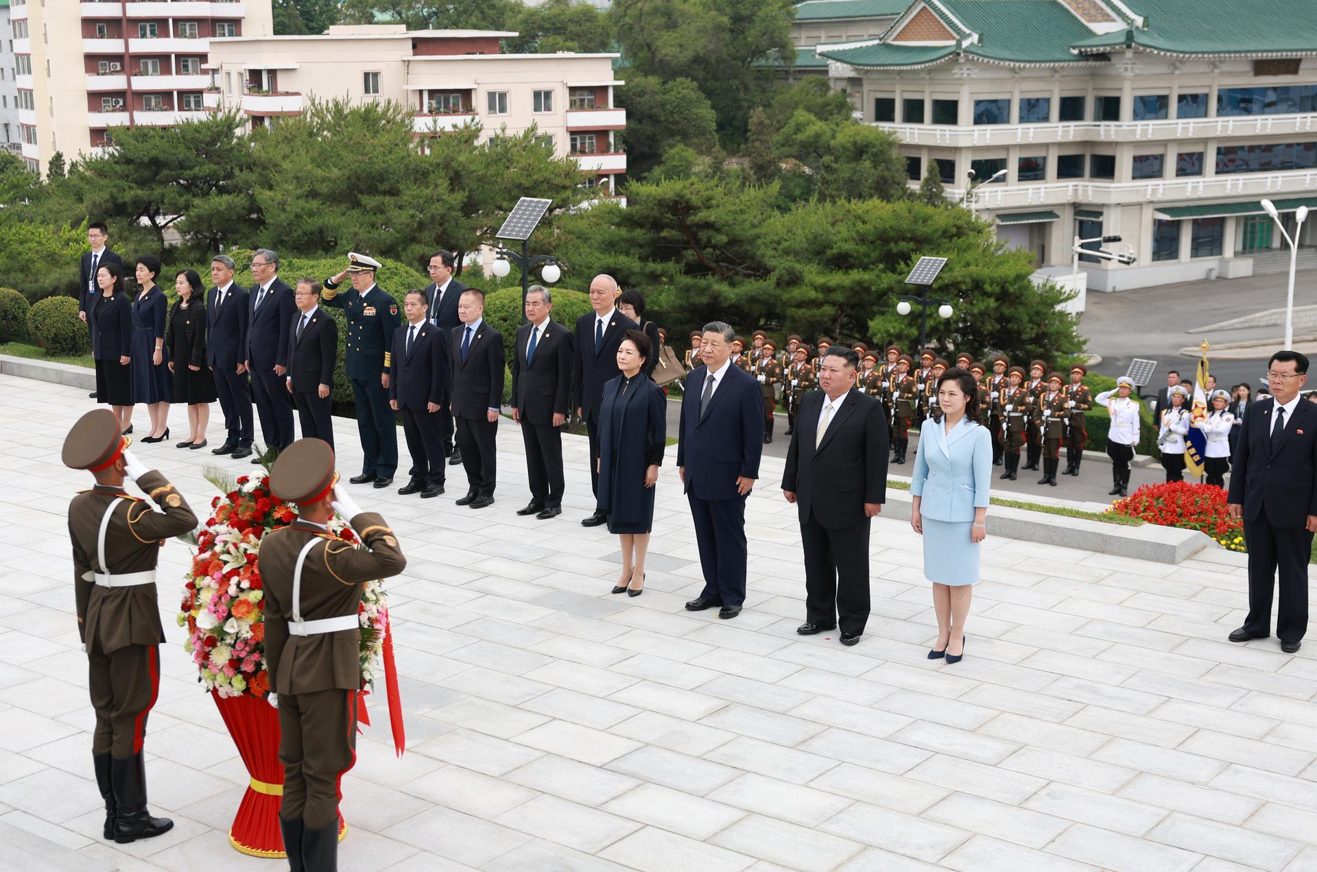 习近平和彭丽媛参谒中朝友谊塔(1)XxjpsgC000072_20260609_PEPFN0A001