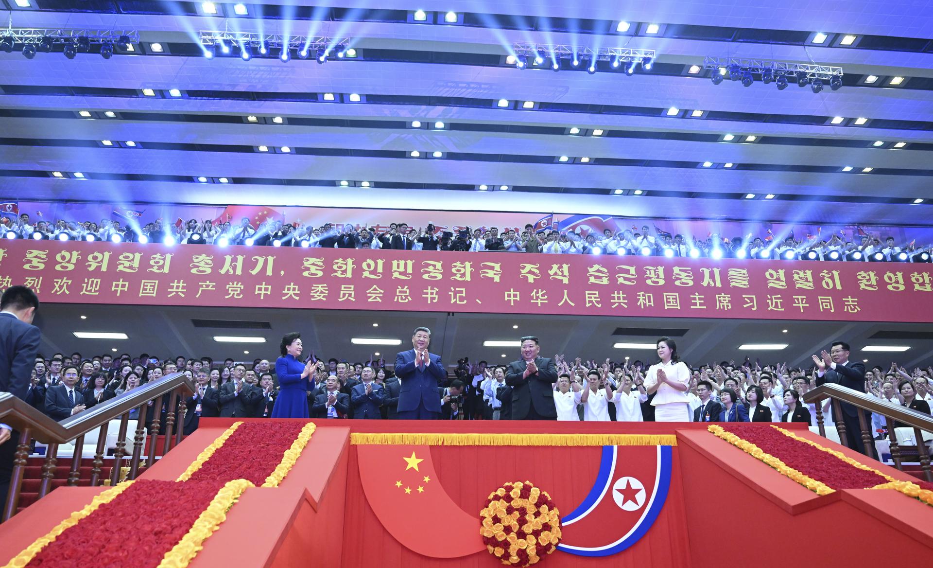 习近平和彭丽媛观看朝鲜专场文艺演出(1)XxjpsgC000009_20260609_PEPFN0A001