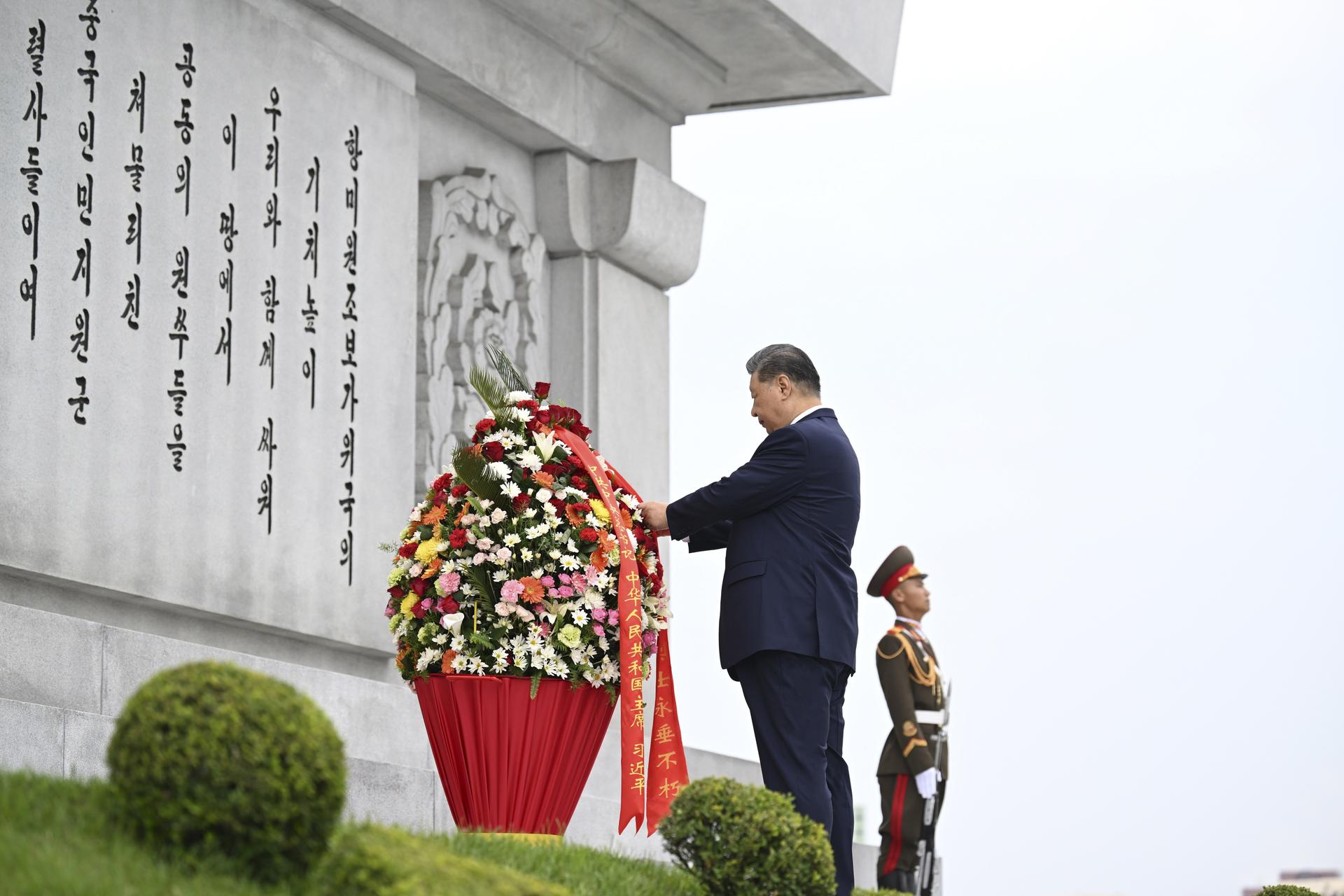 (XHDW)习近平和彭丽媛参谒中朝友谊塔XxjpsgC000075_20260609_PEPFN0A001