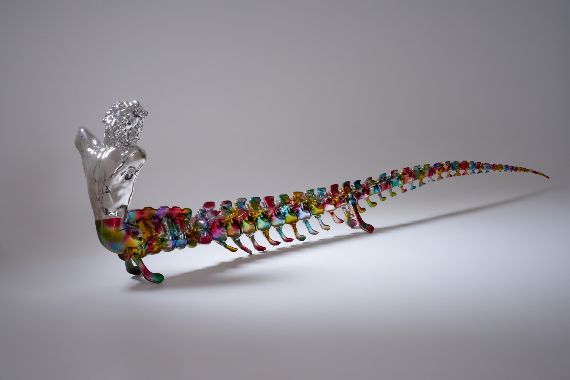 顾跃 “后拉奥孔”,2026,玻璃钢、彩色电镀,75 x 308 x 30 cm(1)