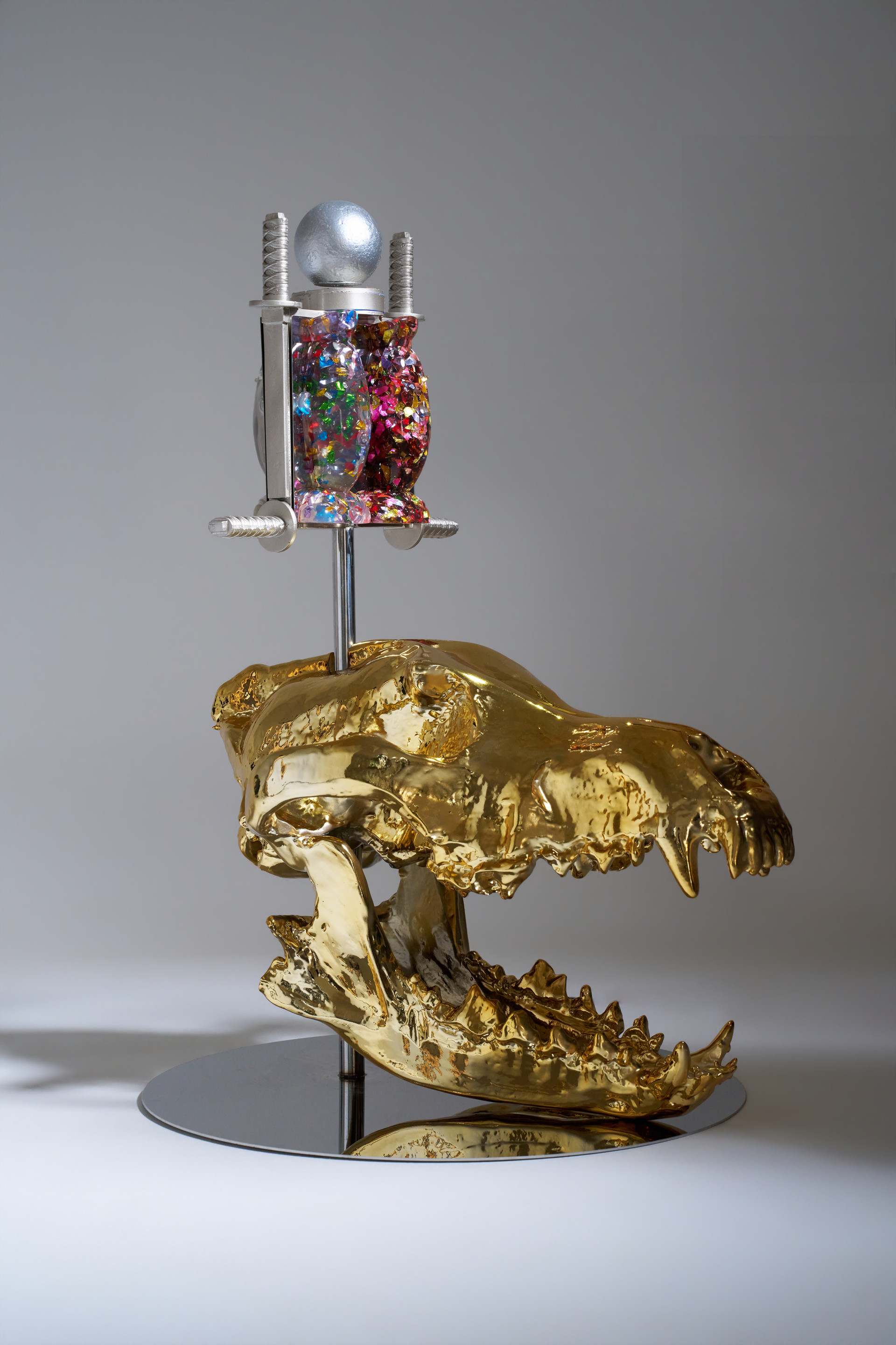 顾跃 “皇冠”,2022-2026,玻璃钢、树脂、不锈钢,180 x 92 x 49 cm(1)