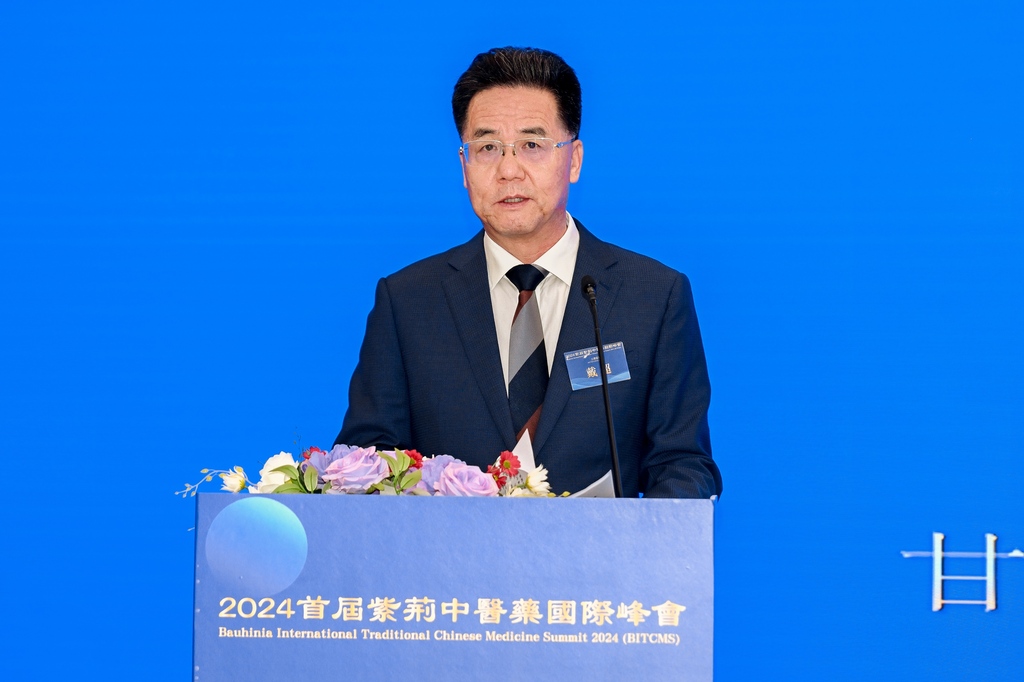 图说：甘肃省人大常委会党组成员、副主任戴超发表致辞