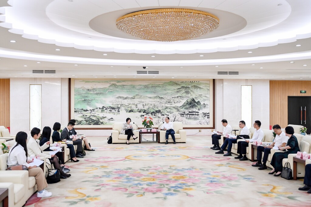 投资推广署署长刘凯旋(左七)与东莞市委副书记、市人民政府市长吕成蹊(右六),以及东莞市委常委、市人民政府副市长刘光滨(右五)会面。