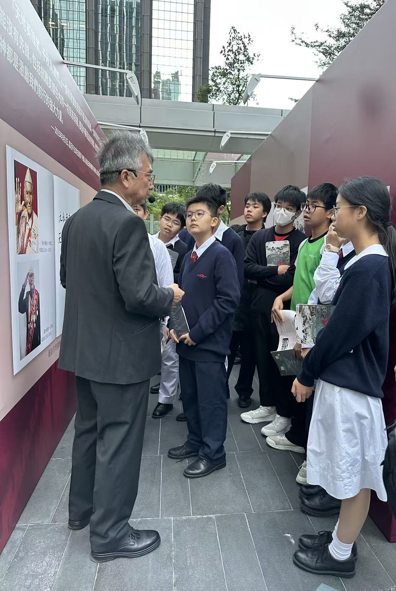 學生細心聆聽導賞員講解（1）