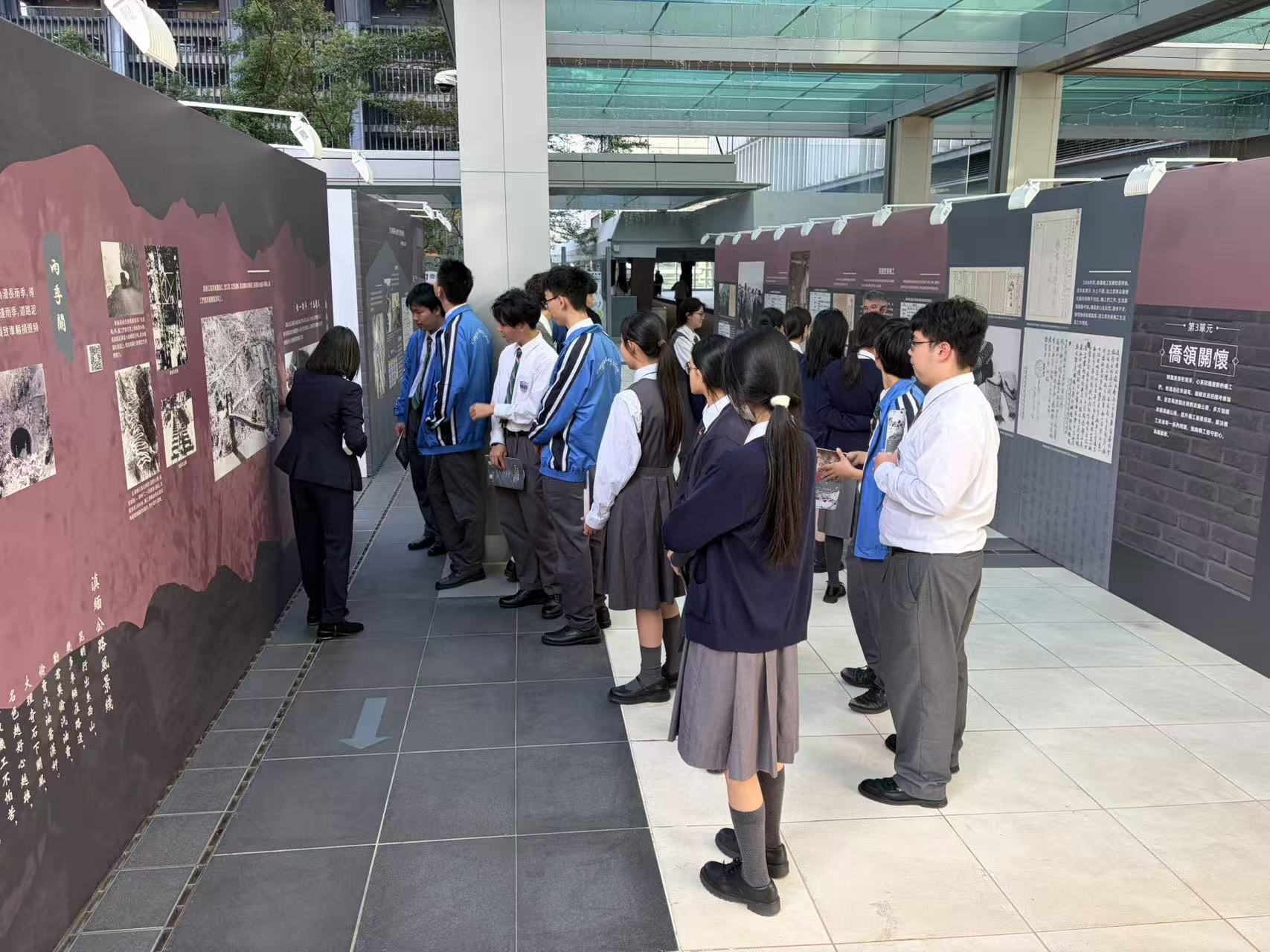 學生細心聆聽導賞員講解（2）