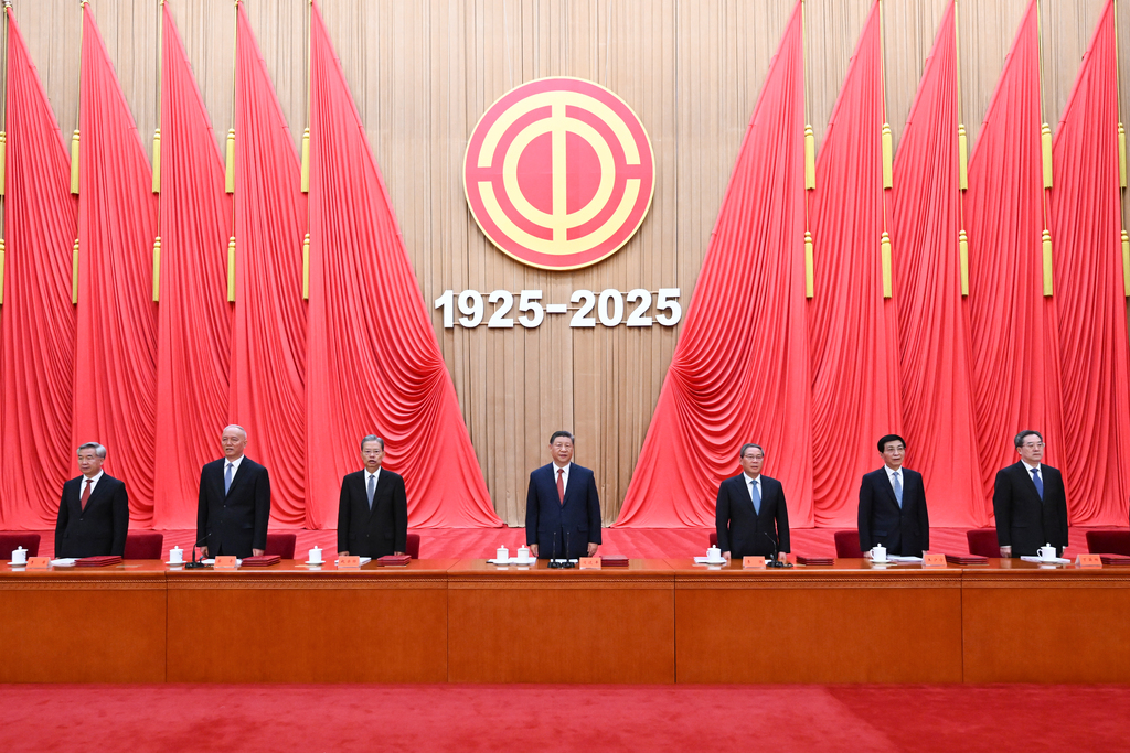 庆祝中华全国总工会成立100周年暨全国劳动模范和先进工作者表彰大会隆重举行 习近平发表重要讲话(4)XxjpsgC007333_20250428_PEPFN0A001