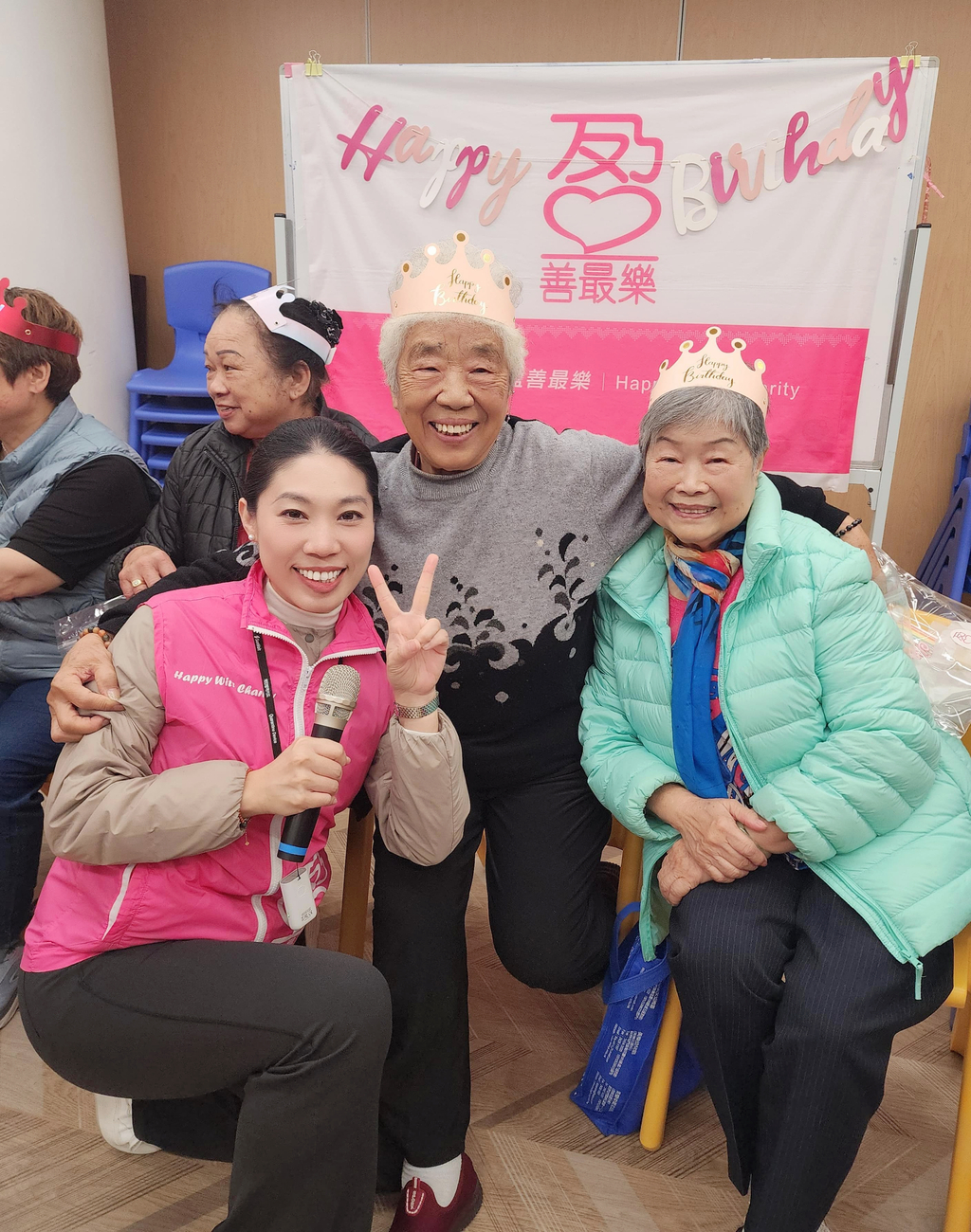 在离岛持续10年举办「防骗生日会」,以椅子舞、怀旧金曲吸引长者,巧妙融入防骗知识,守护他们的尊严与安全。