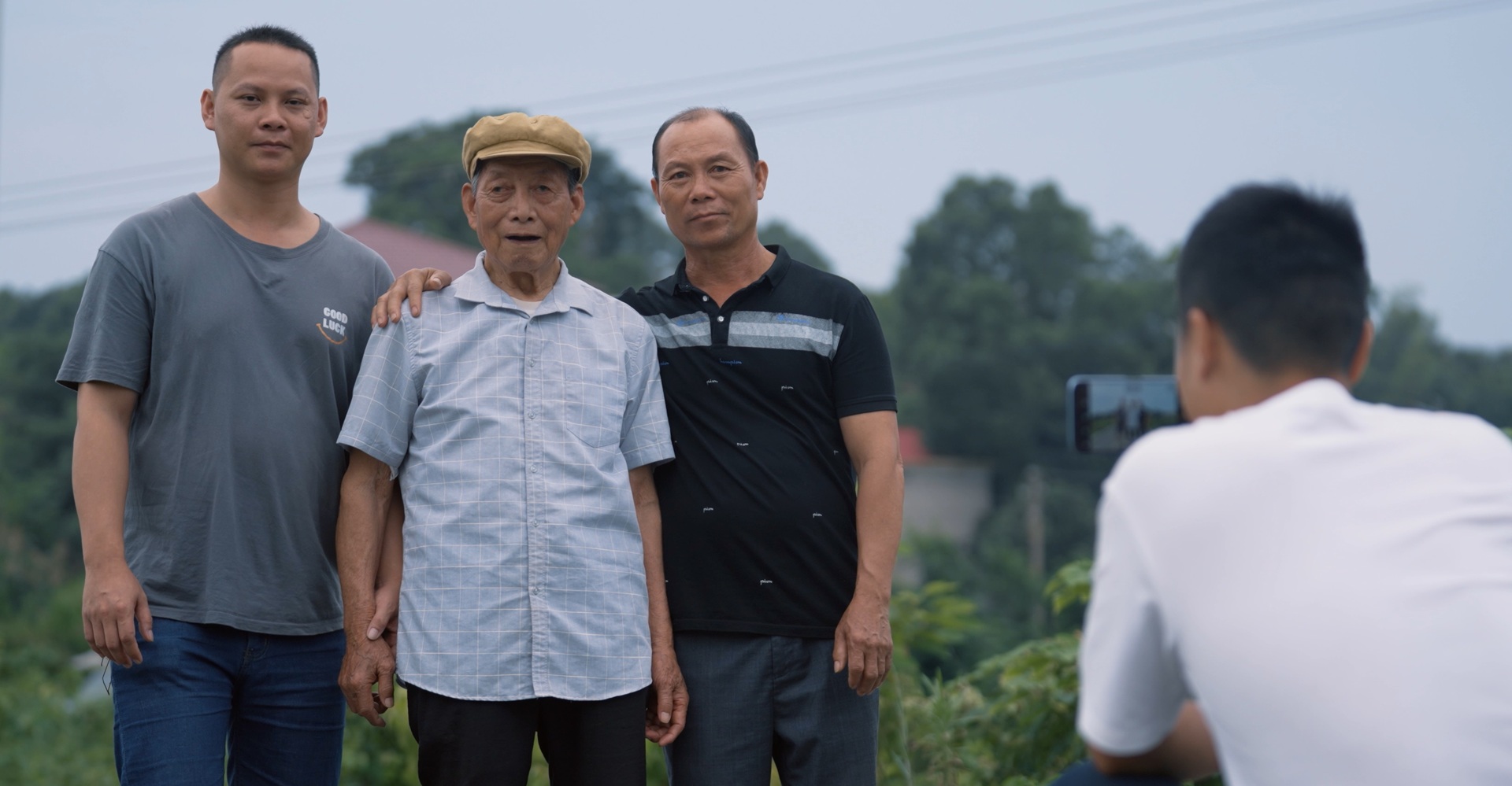 第一集，田威爺爺（左二）在孫子（右一）協助下，找到已故戰友的家人，彌補未能相見的遺憾。