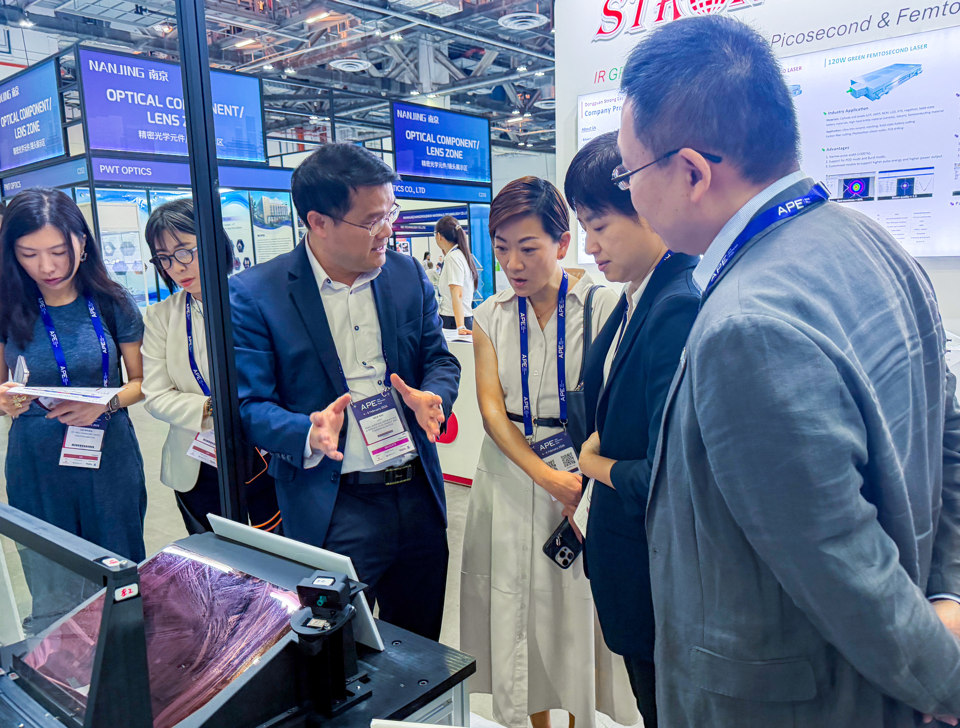 2-香港駐新加坡經濟貿易辦事處代表熊佩玲女士及潘婉慈女士到訪 APAS 展位