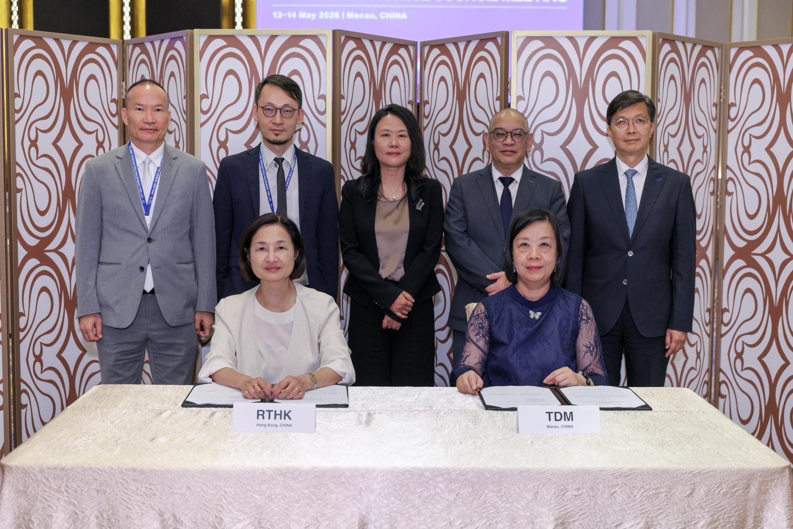 圖一：廣播處長關婉儀-前排左-與澳廣視執行委員會主席羅崇雯-前排右-簽署合作備忘錄，由國家廣電總局國際合作司長周繼紅-後排中-見證。