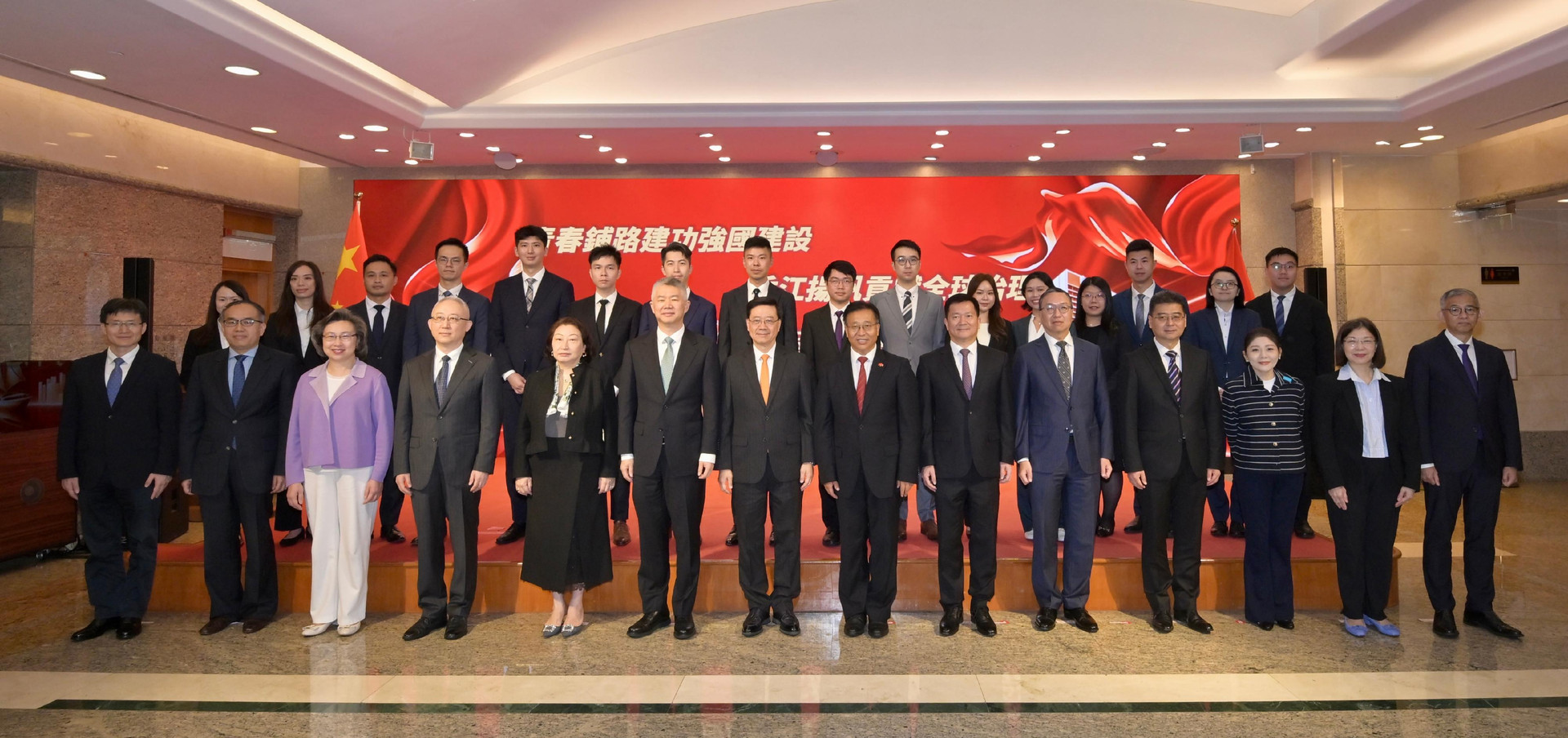 行政长官李家超今日(九月八日)出席香港特区青年赴联合国系统任职发布仪式。图示(前排左起)中央人民政府驻香港特别行政区联络办公室(中联办)教育和青年部部长王伟明教授、财经事务及库务局局长许正宇、公务员事务局局长杨何蓓茵、外交部驻香港特别行政区特派员公署副特派员李永胜、国际调解院秘书长郑若骅教授、中联办副主任孙尚武、李家超、外交部驻香港特别行政区特派员公署特派员崔建春、中央人民政府驻香港特别行政区维护国家安全公署副署长陈枫、律政司司长林定国资深大律师、外交部驻香港特别行政区特派员公署副特派员花有、联合国儿童基金香港委员会主席陈晴、政制及内地事务局局长谢小华及廉政专员胡英明与参加者合照。