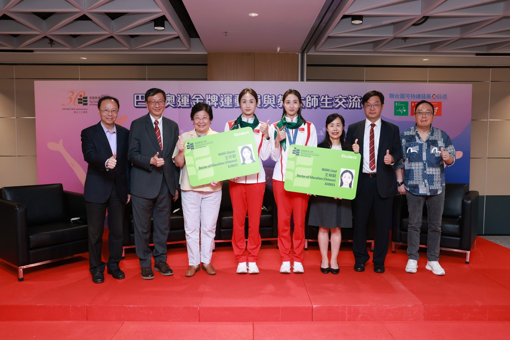 Wang Liuyi and Wang Qianyi Visit Campus-2 (1)