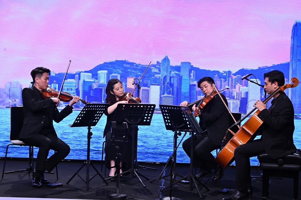 香港的罗曼四重奏演奏上海顿的「日出」。