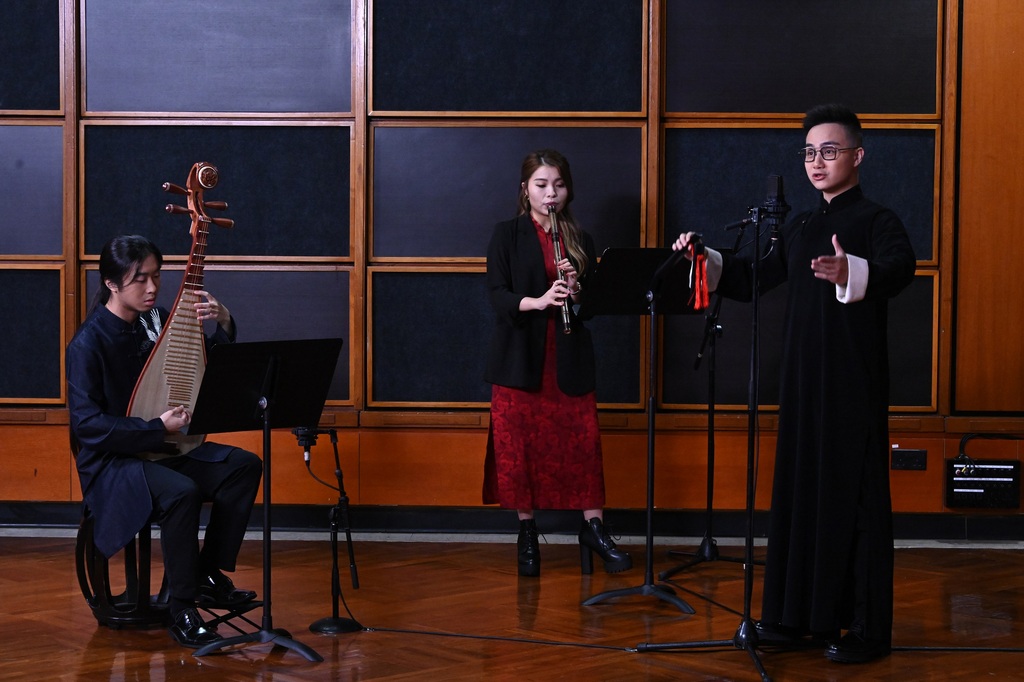 本地粤乐组合「伍人粤Band」与上海民族乐团的小组为乐迷送上古今中外名曲。